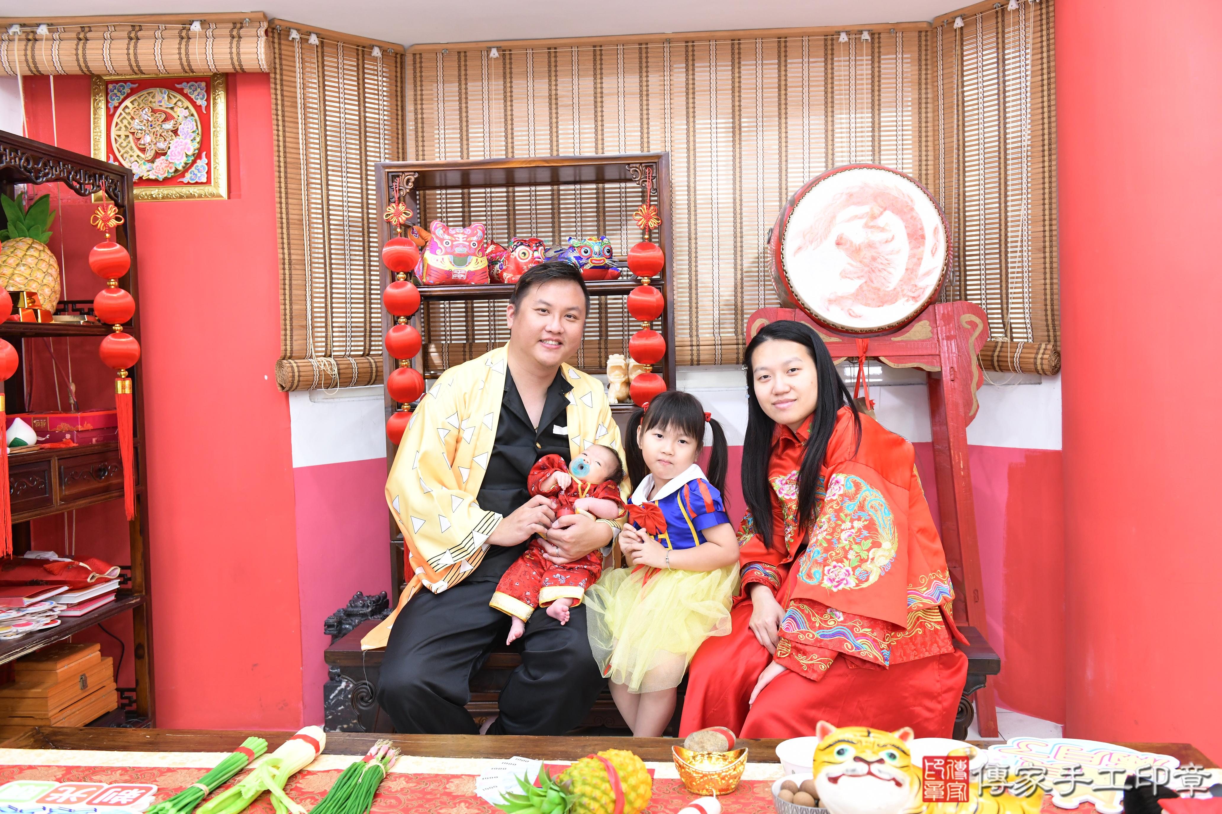 傳家手工印章高雄店、抓周、度脺、中國風會場、傳家嬰兒古禮、吉祥話、抓周道具物品24種、拍照。抓周證書。寶寶抓周、滿周歲、生日快樂、祝福