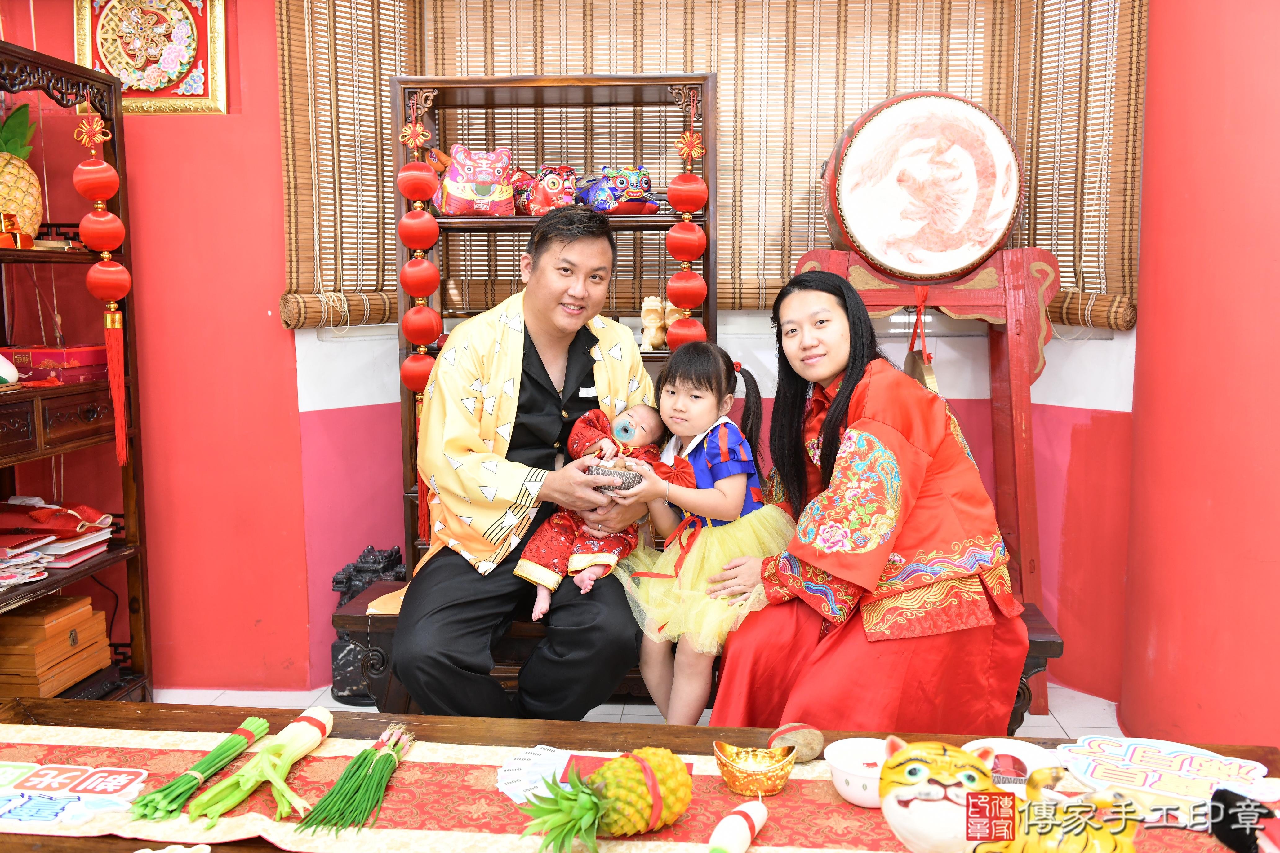 傳家手工印章高雄店、抓周、度脺、中國風會場、傳家嬰兒古禮、吉祥話、抓周道具物品24種、拍照。抓周證書。寶寶抓周、滿周歲、生日快樂、祝福