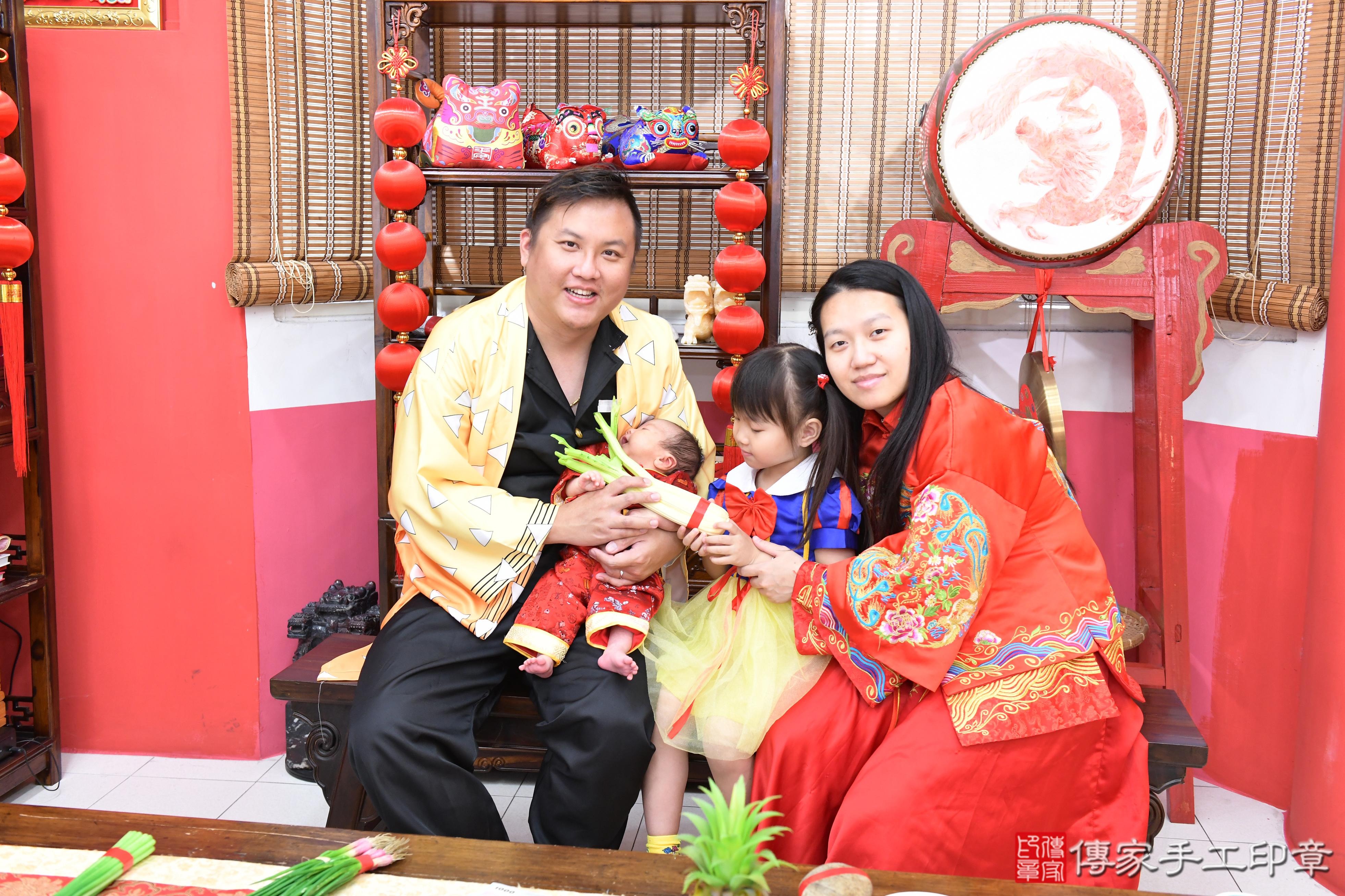 傳家手工印章高雄店、抓周、度脺、中國風會場、傳家嬰兒古禮、吉祥話、抓周道具物品24種、拍照。抓周證書。寶寶抓周、滿周歲、生日快樂、祝福