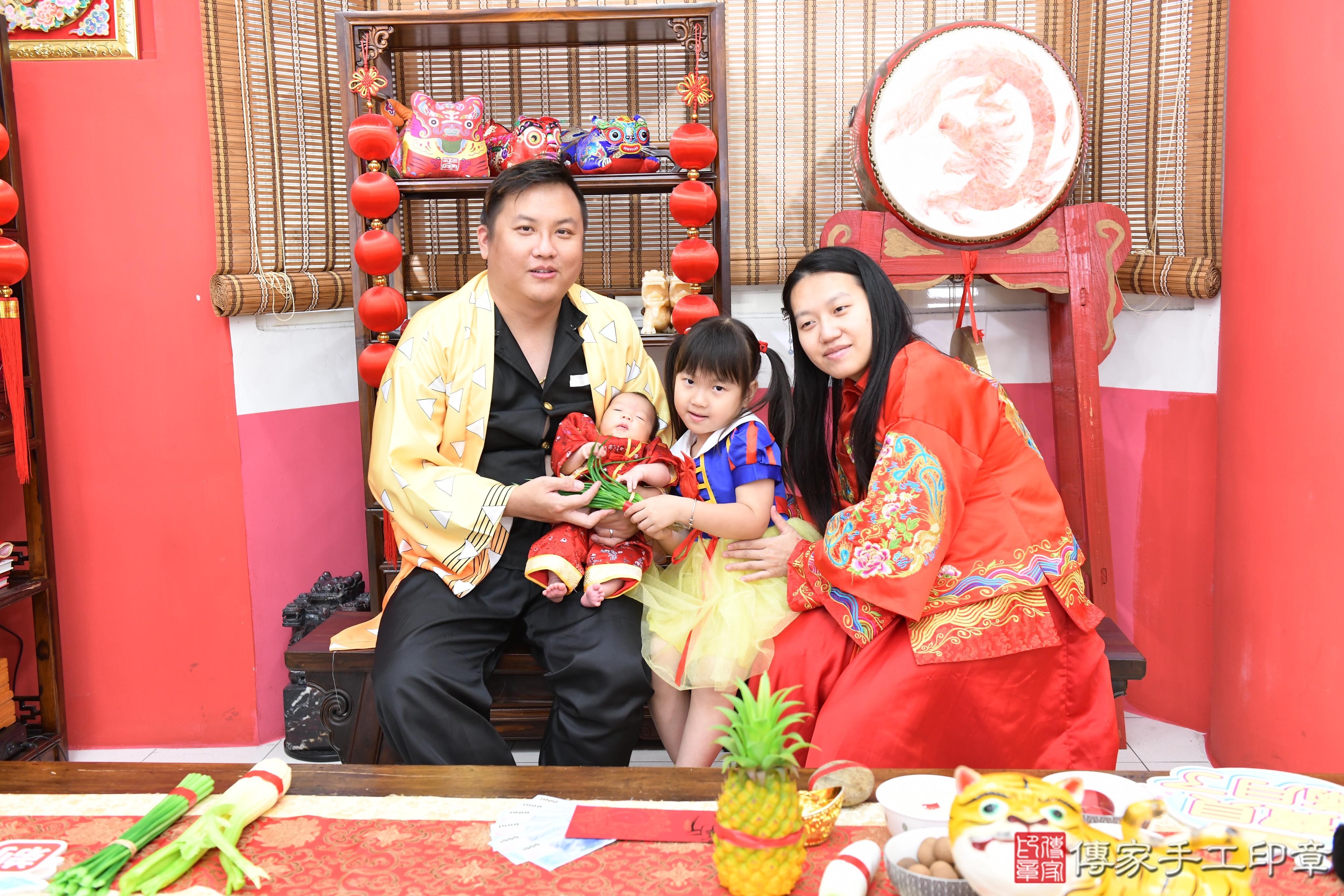 傳家手工印章高雄店、抓周、度脺、中國風會場、傳家嬰兒古禮、吉祥話、抓周道具物品24種、拍照。抓周證書。寶寶抓周、滿周歲、生日快樂、祝福