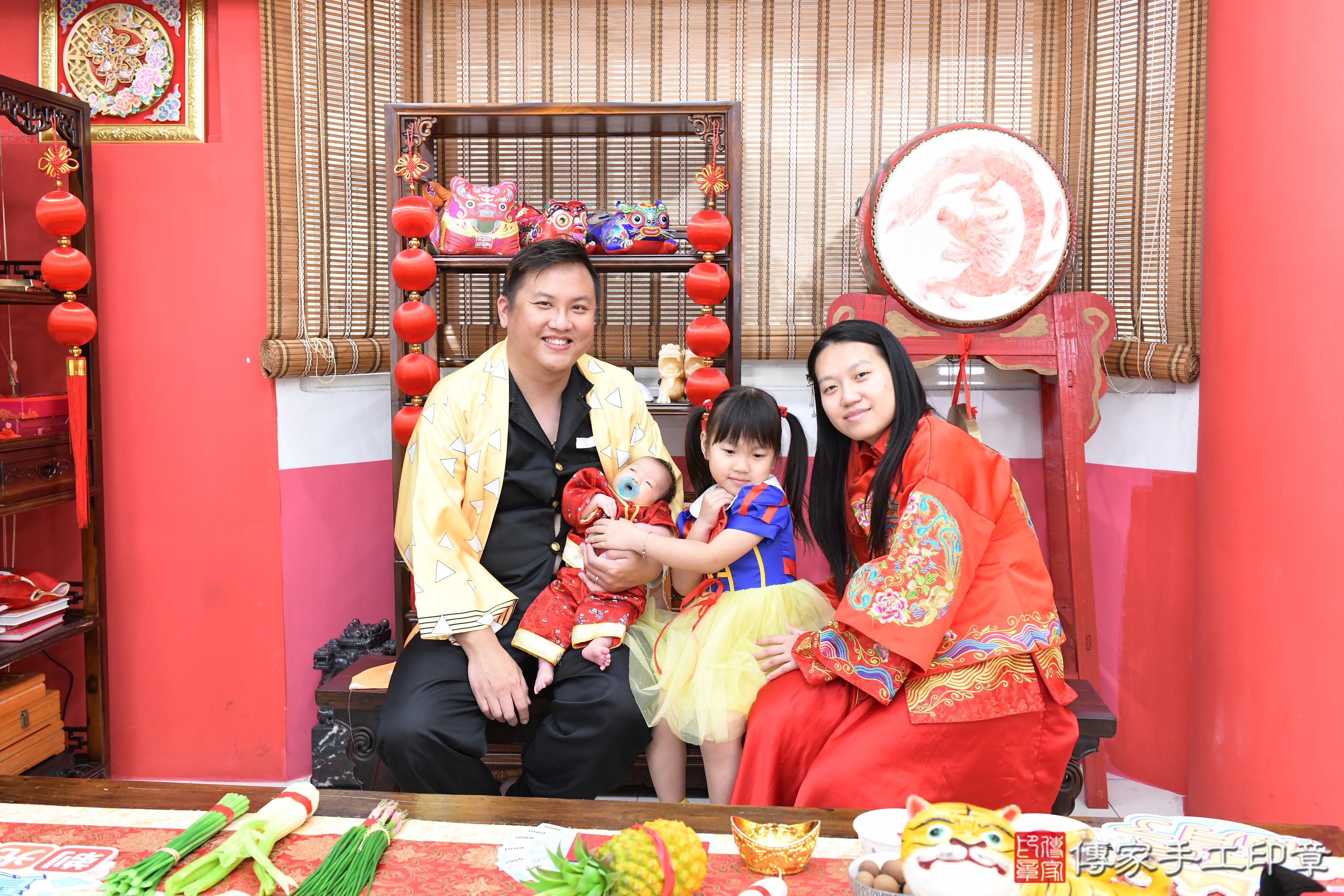 傳家手工印章高雄店、抓周、度脺、中國風會場、傳家嬰兒古禮、吉祥話、抓周道具物品24種、拍照。抓周證書。寶寶抓周、滿周歲、生日快樂、祝福