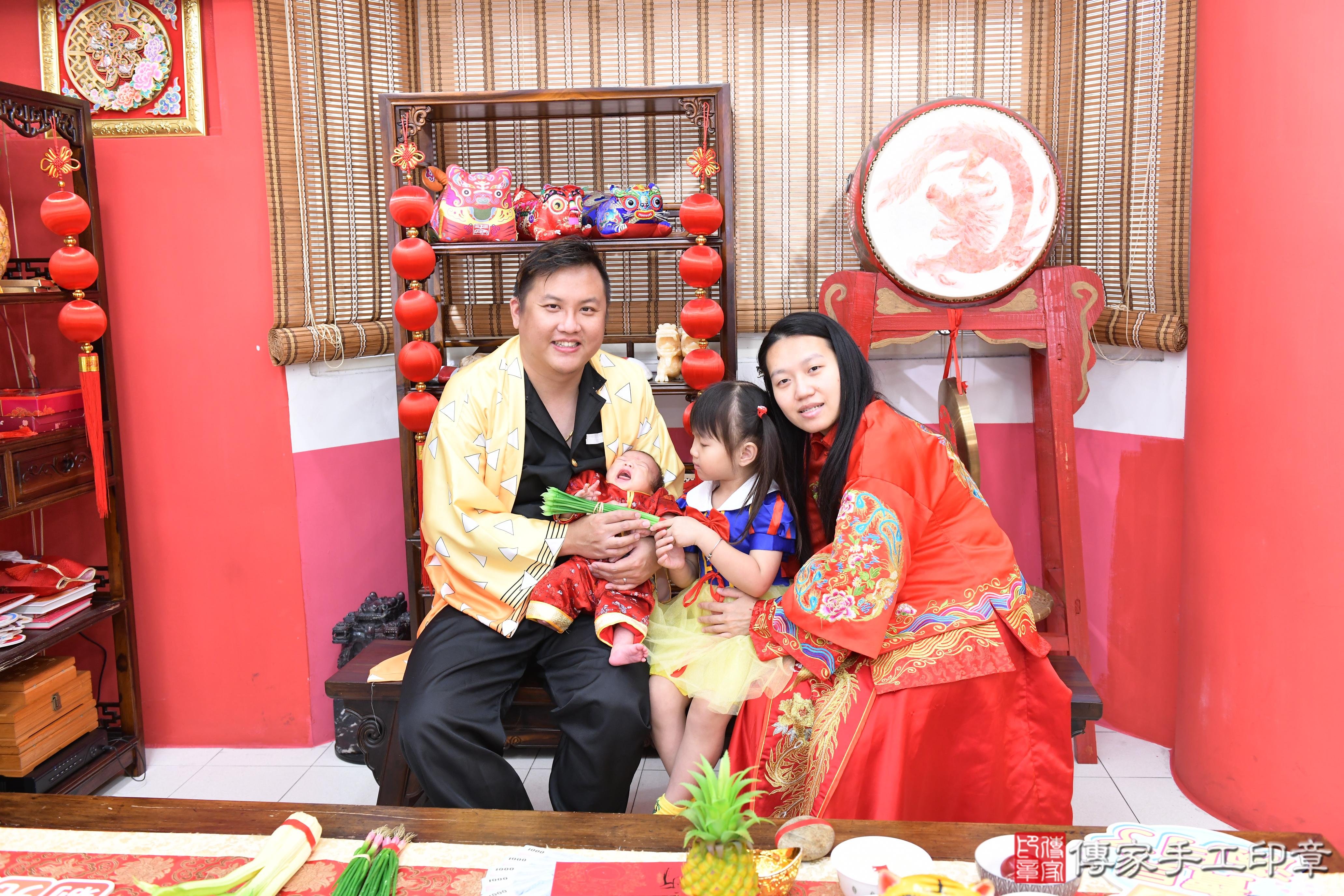 傳家手工印章高雄店、抓周、度脺、中國風會場、傳家嬰兒古禮、吉祥話、抓周道具物品24種、拍照。抓周證書。寶寶抓周、滿周歲、生日快樂、祝福