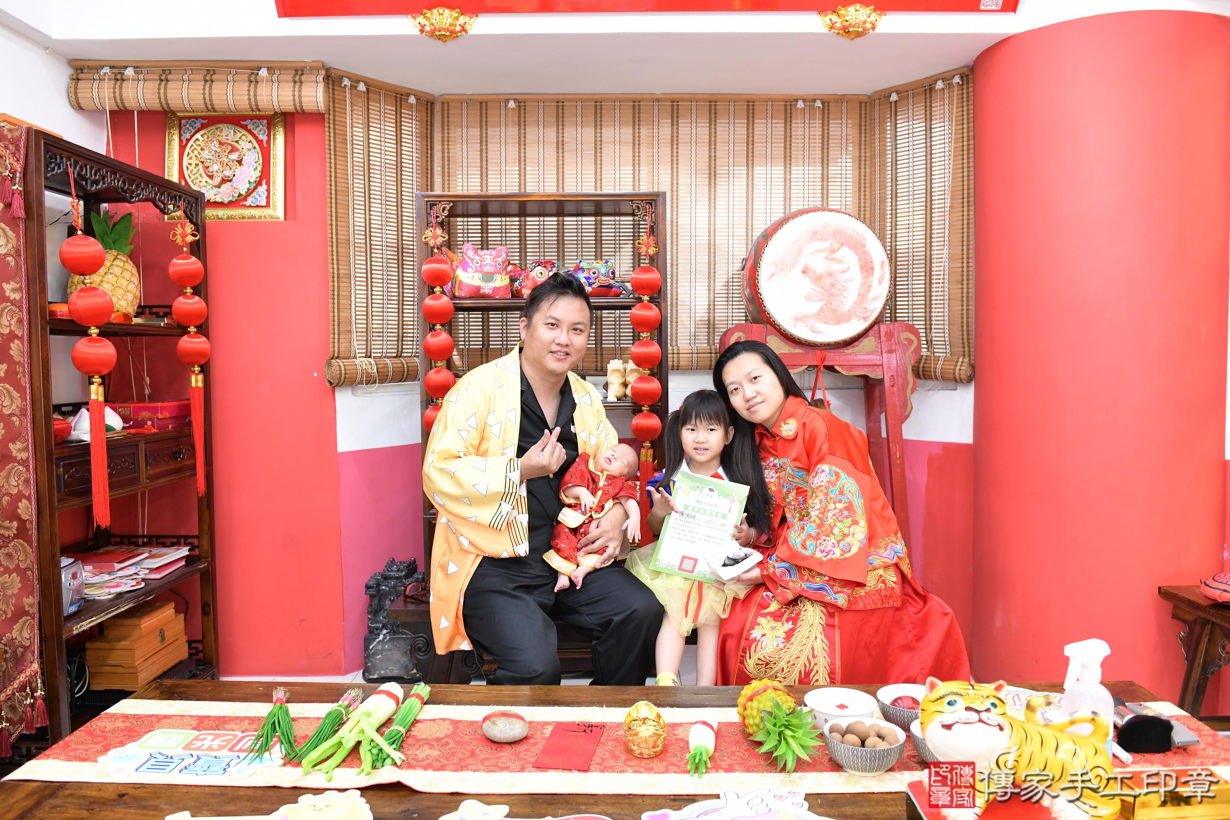 傳家手工印章高雄店、抓周、度脺、中國風會場、傳家嬰兒古禮、吉祥話、抓周道具物品24種、拍照。抓周證書。寶寶抓周、滿周歲、生日快樂、祝福