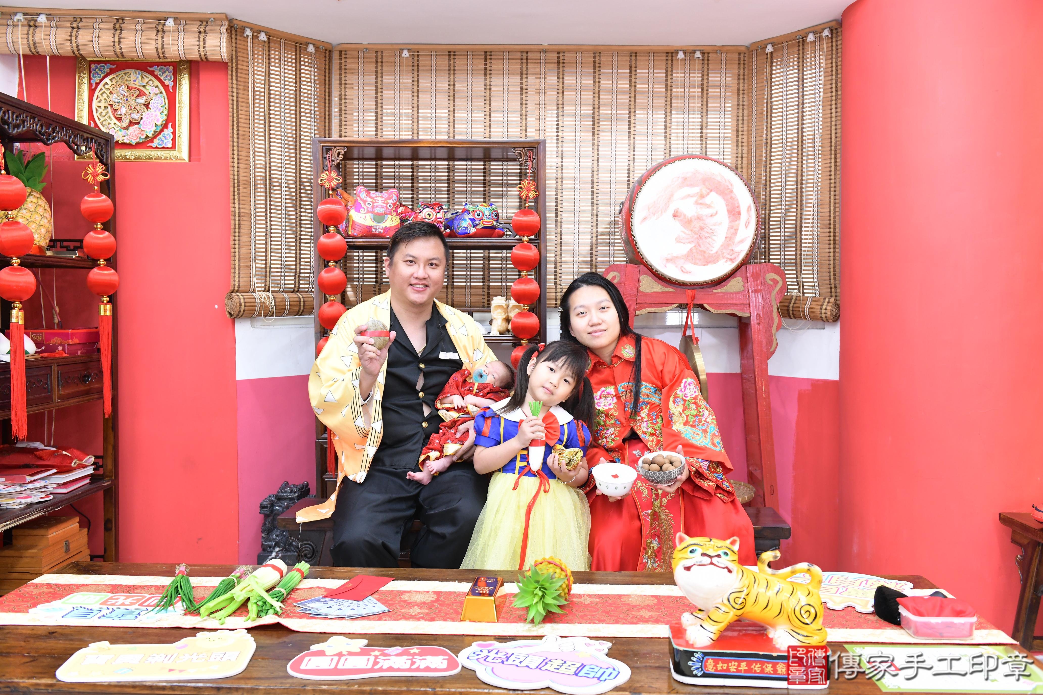 傳家手工印章高雄店、抓周、度脺、中國風會場、傳家嬰兒古禮、吉祥話、抓周道具物品24種、拍照。抓周證書。寶寶抓周、滿周歲、生日快樂、祝福