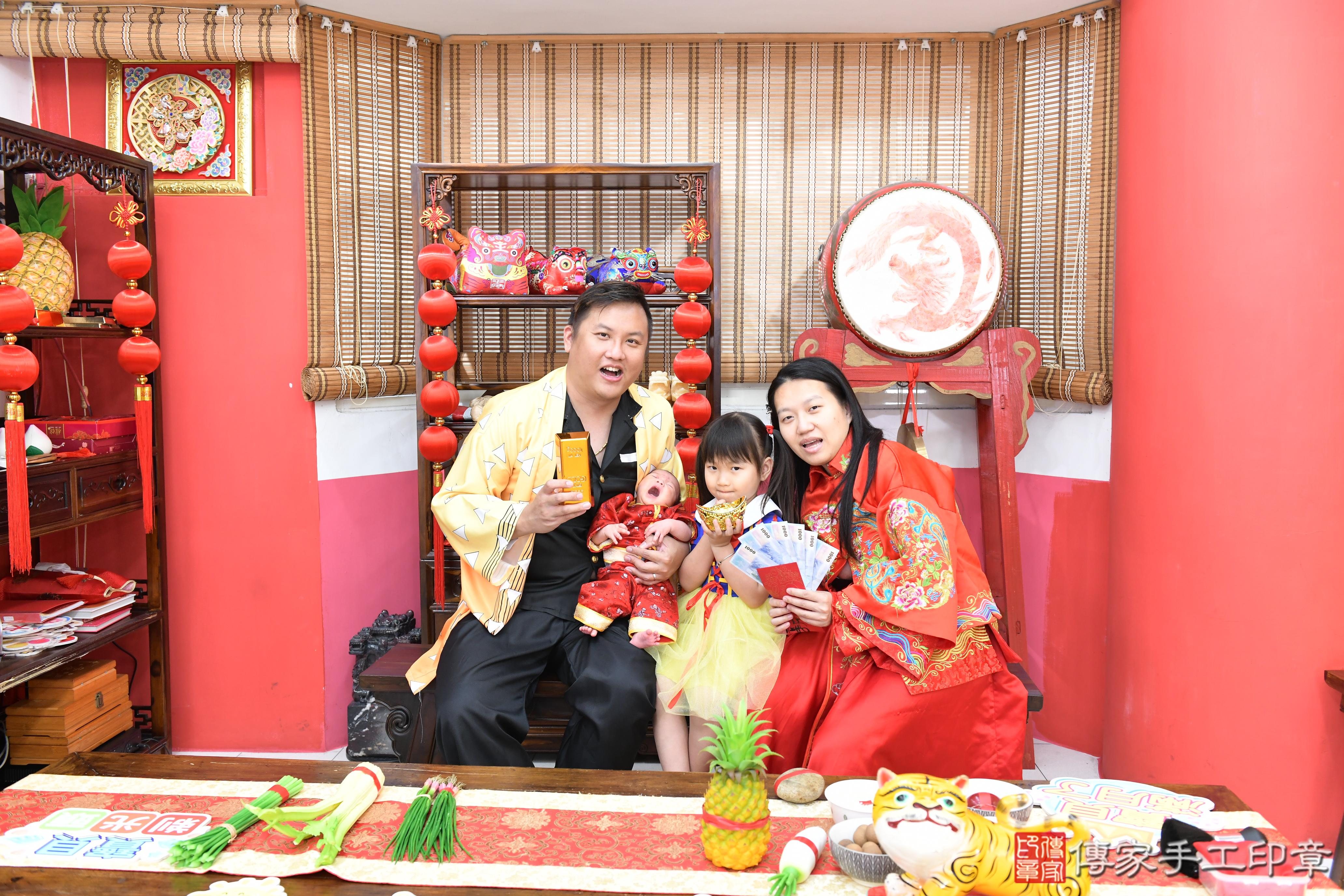 傳家手工印章高雄店、抓周、度脺、中國風會場、傳家嬰兒古禮、吉祥話、抓周道具物品24種、拍照。抓周證書。寶寶抓周、滿周歲、生日快樂、祝福