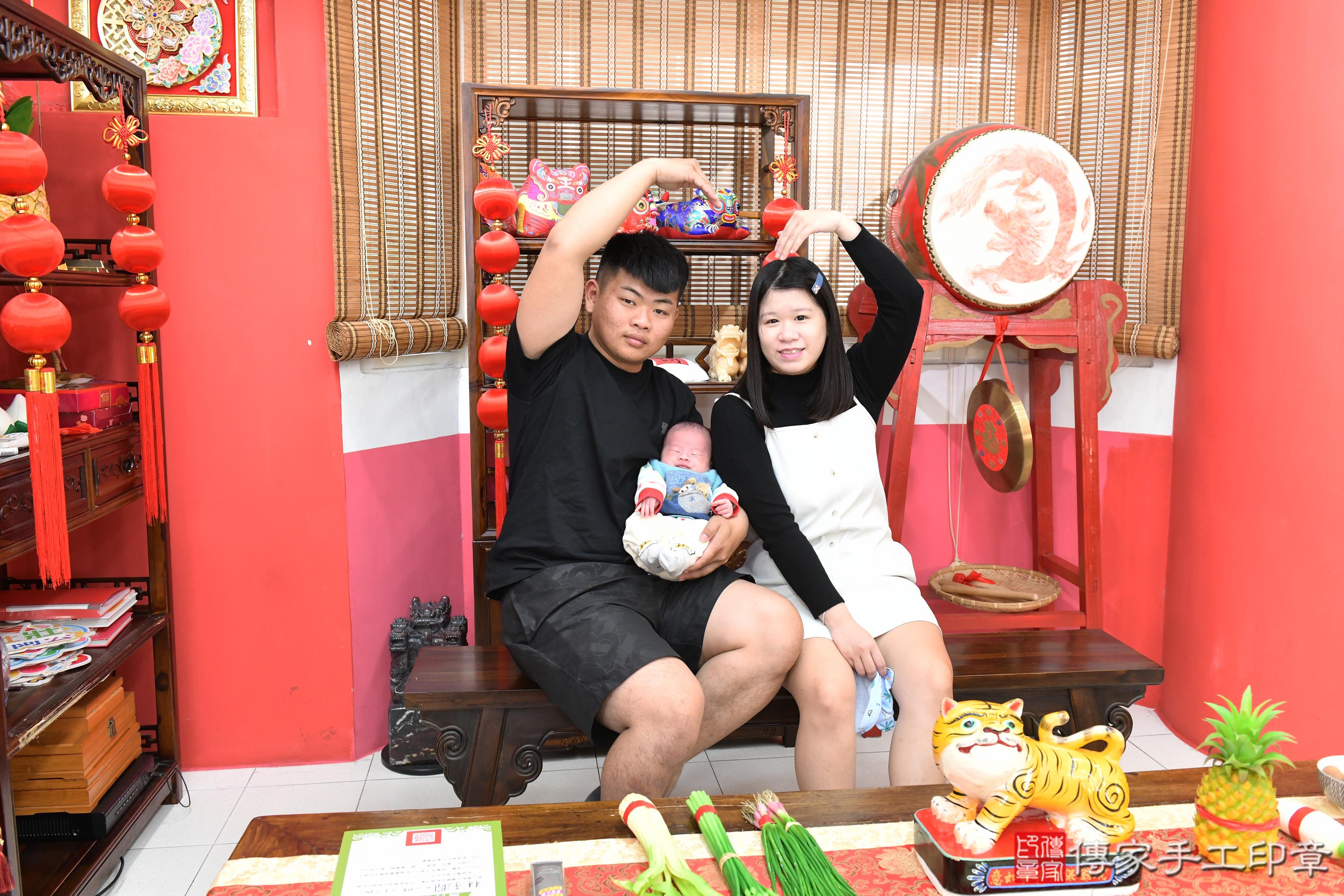 傳家手工印章高雄店、抓周、度脺、中國風會場、傳家嬰兒古禮、吉祥話、抓周道具物品24種、拍照。抓周證書。寶寶抓周、滿周歲、生日快樂、祝福