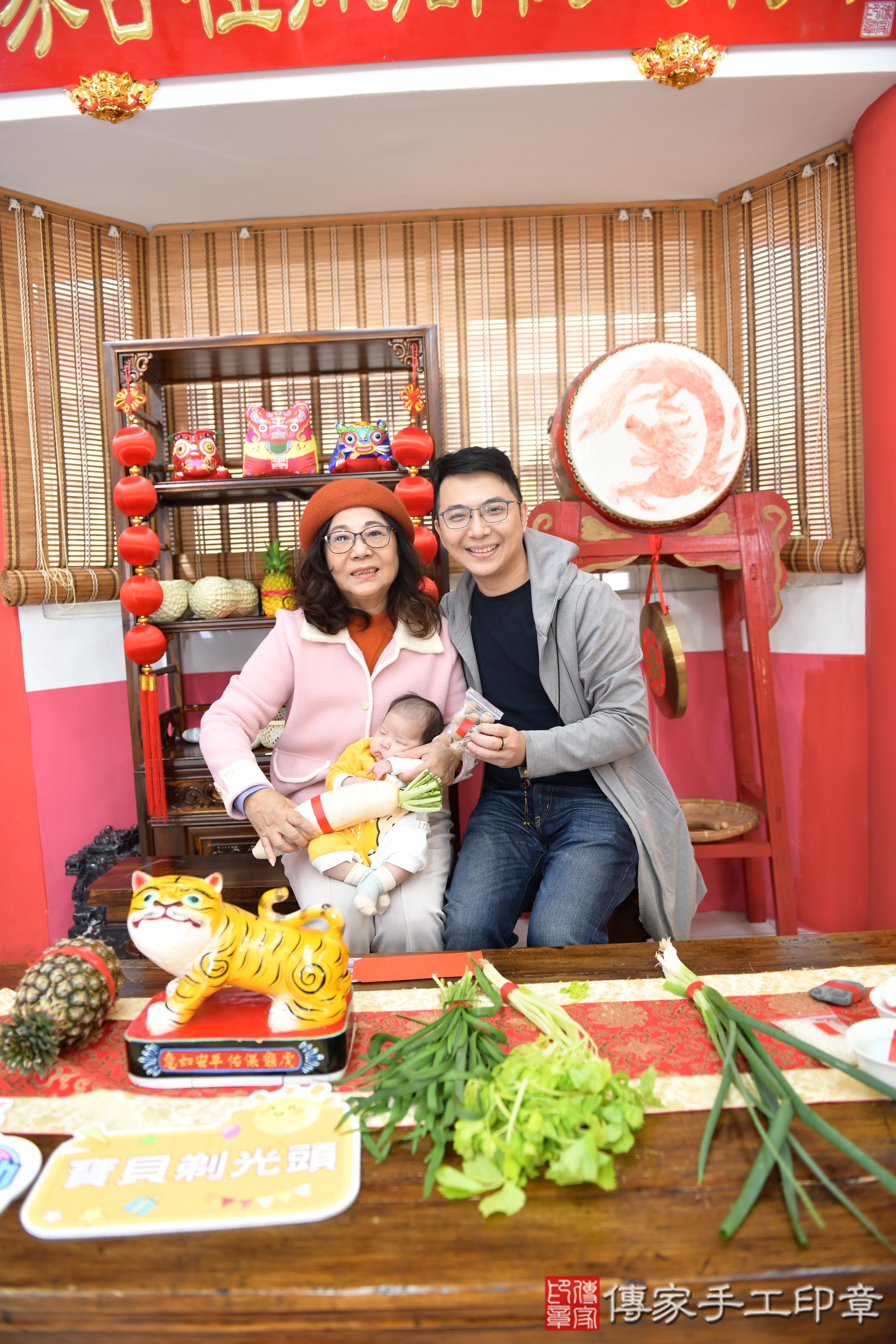 傳家手工印章高雄店、抓周、度脺、中國風會場、傳家嬰兒古禮、吉祥話、抓周道具物品24種、拍照。抓周證書。寶寶抓周、滿周歲、生日快樂、祝福 傳家手工印章高雄店、抓周、度脺、中國風會場、傳家嬰兒古禮、吉祥話、抓周道具物品24種、拍照。抓周證書。寶寶抓周、滿周歲、生日快樂、祝福