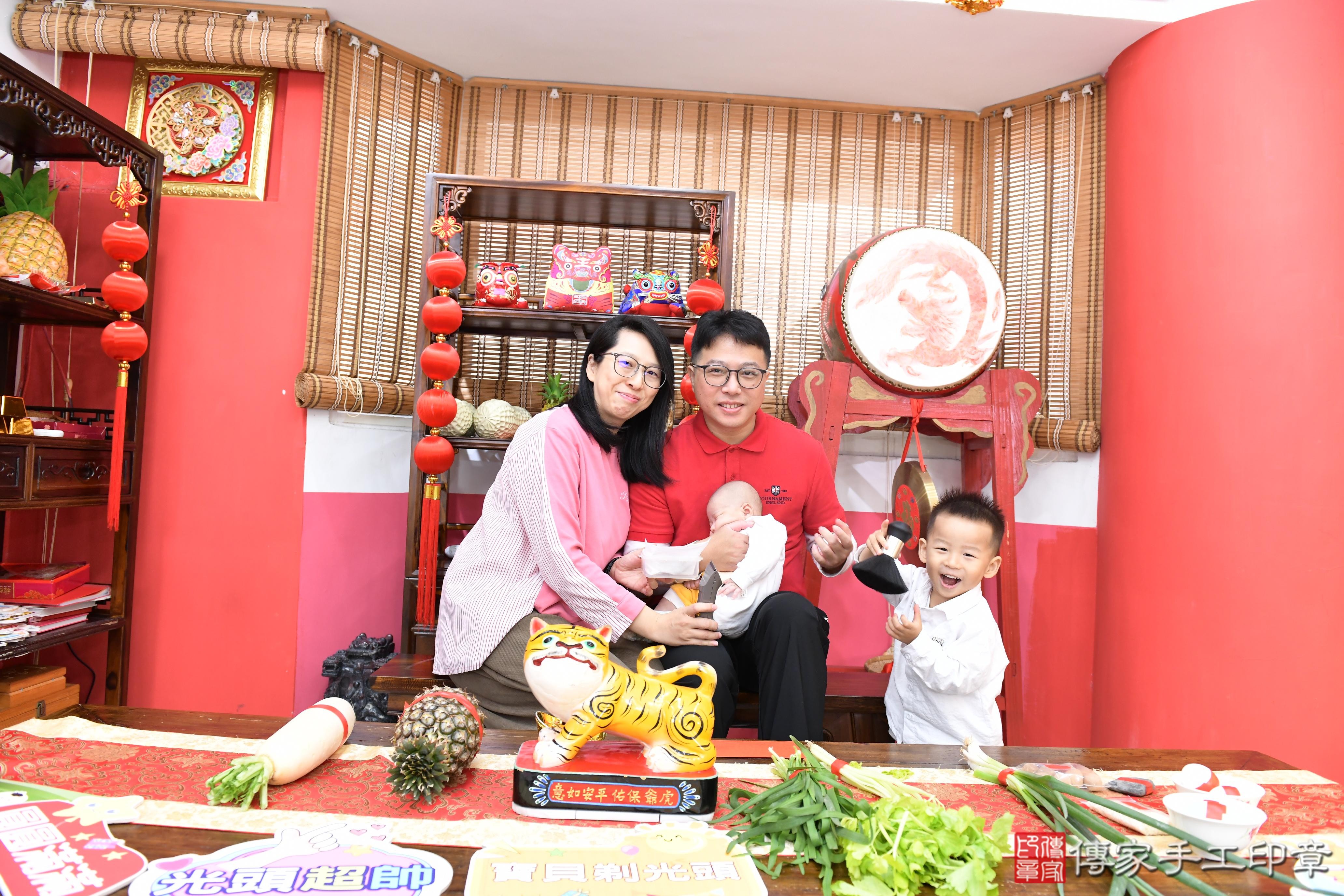 傳家手工印章高雄店、抓周、度脺、中國風會場、傳家嬰兒古禮、吉祥話、抓周道具物品24種、拍照。抓周證書。寶寶抓周、滿周歲、生日快樂、祝福 傳家手工印章高雄店、抓周、度脺、中國風會場、傳家嬰兒古禮、吉祥話、抓周道具物品24種、拍照。抓周證書。寶寶抓周、滿周歲、生日快樂、祝福