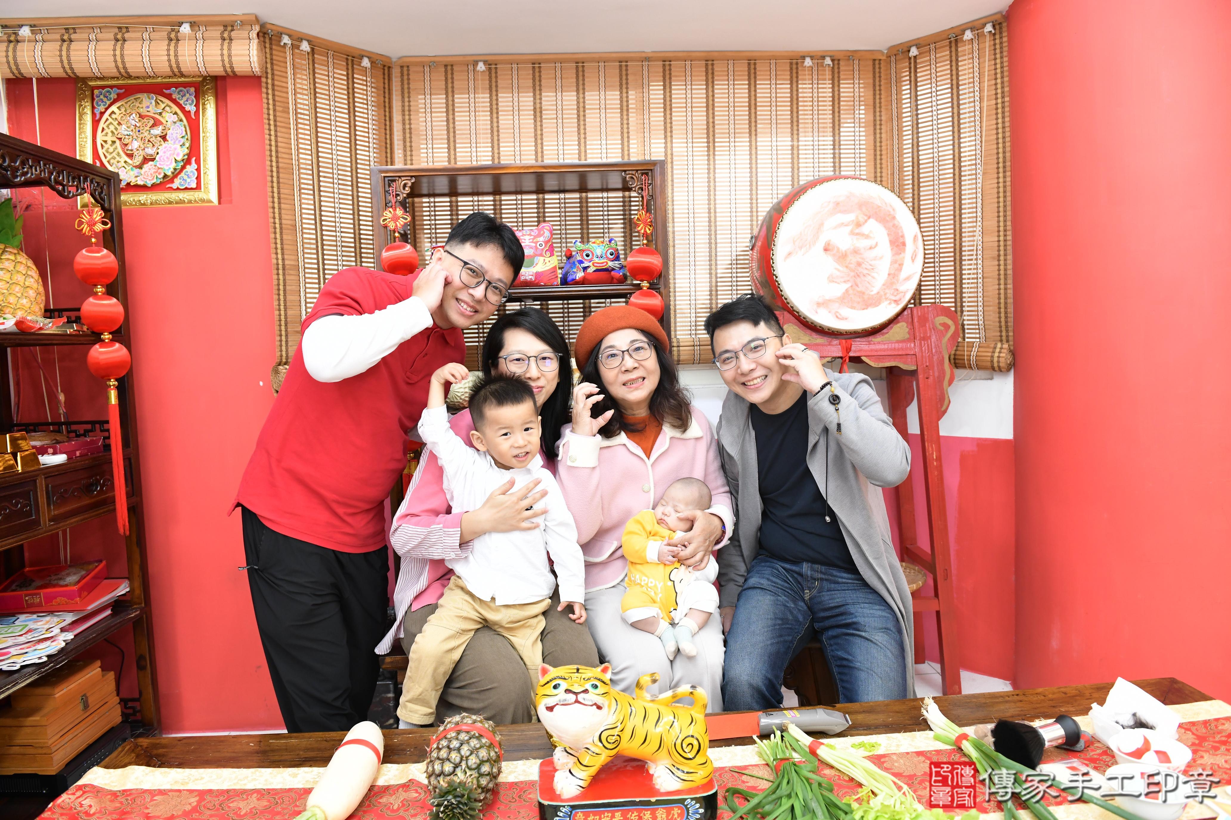 傳家手工印章高雄店、抓周、度脺、中國風會場、傳家嬰兒古禮、吉祥話、抓周道具物品24種、拍照。抓周證書。寶寶抓周、滿周歲、生日快樂、祝福 傳家手工印章高雄店、抓周、度脺、中國風會場、傳家嬰兒古禮、吉祥話、抓周道具物品24種、拍照。抓周證書。寶寶抓周、滿周歲、生日快樂、祝福