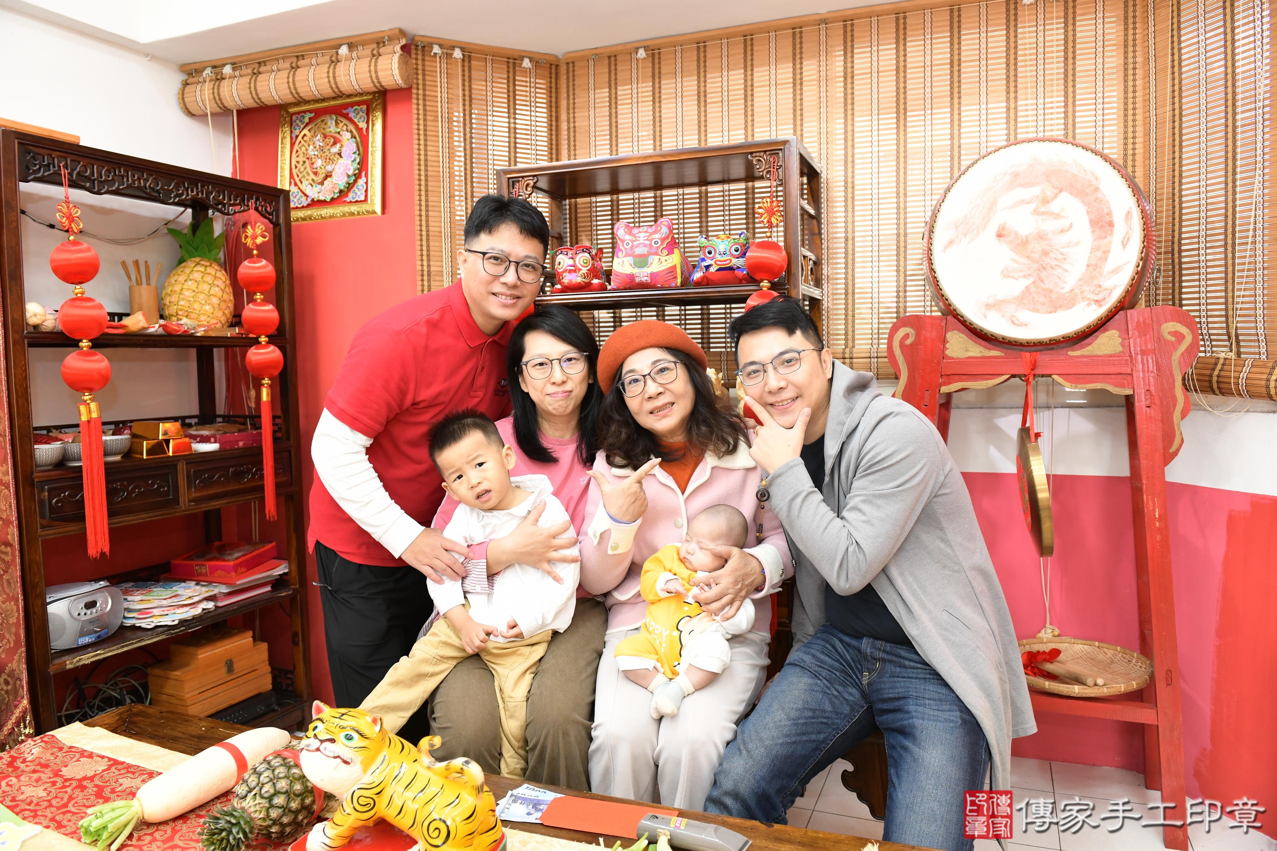 傳家手工印章高雄店、抓周、度脺、中國風會場、傳家嬰兒古禮、吉祥話、抓周道具物品24種、拍照。抓周證書。寶寶抓周、滿周歲、生日快樂、祝福 傳家手工印章高雄店、抓周、度脺、中國風會場、傳家嬰兒古禮、吉祥話、抓周道具物品24種、拍照。抓周證書。寶寶抓周、滿周歲、生日快樂、祝福