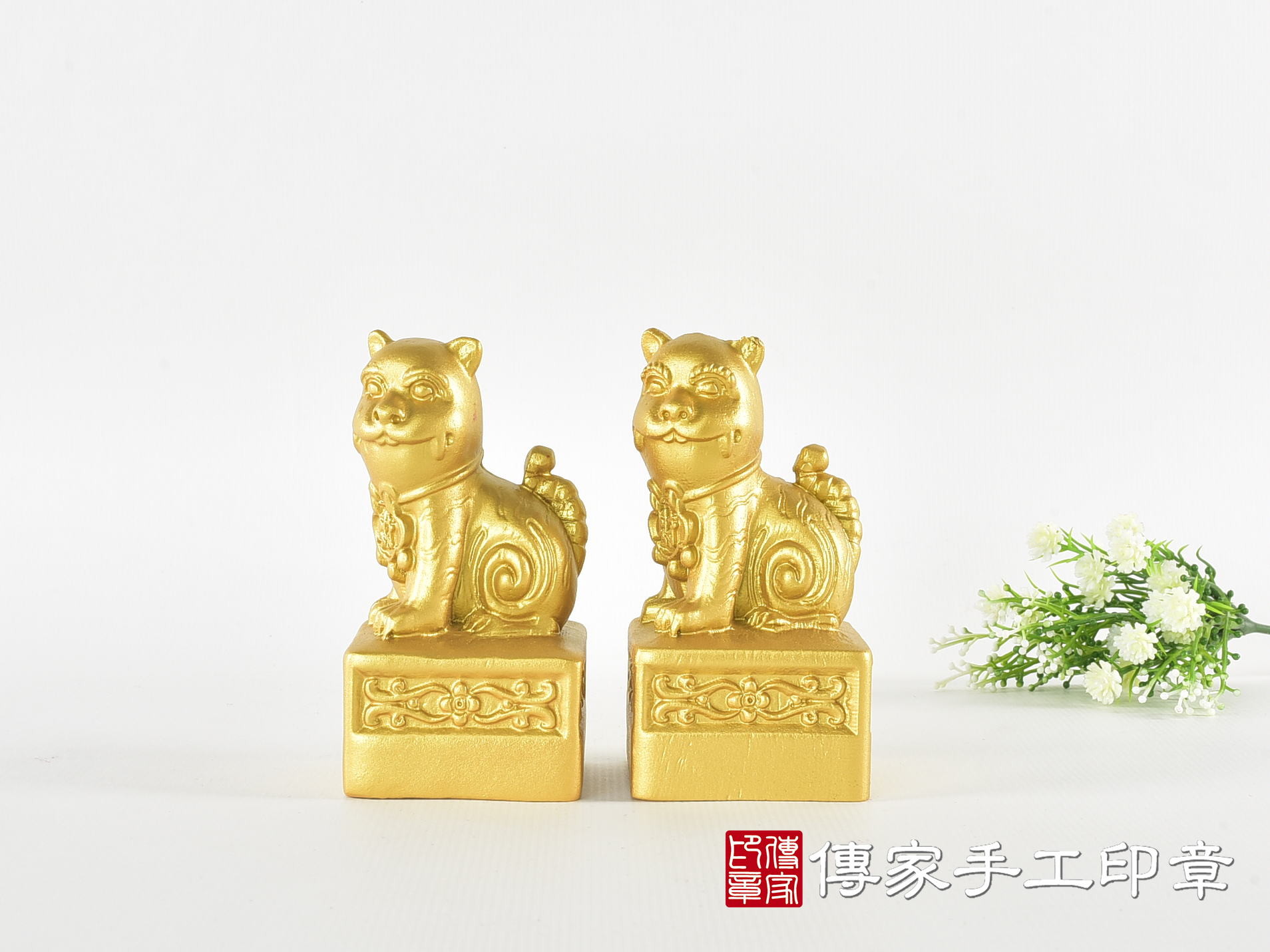 頂級紫檀木上金漆精雕黑虎將軍廟章:廟章、神明印章(4.7X4.7X高8.9公分) 1.jpg