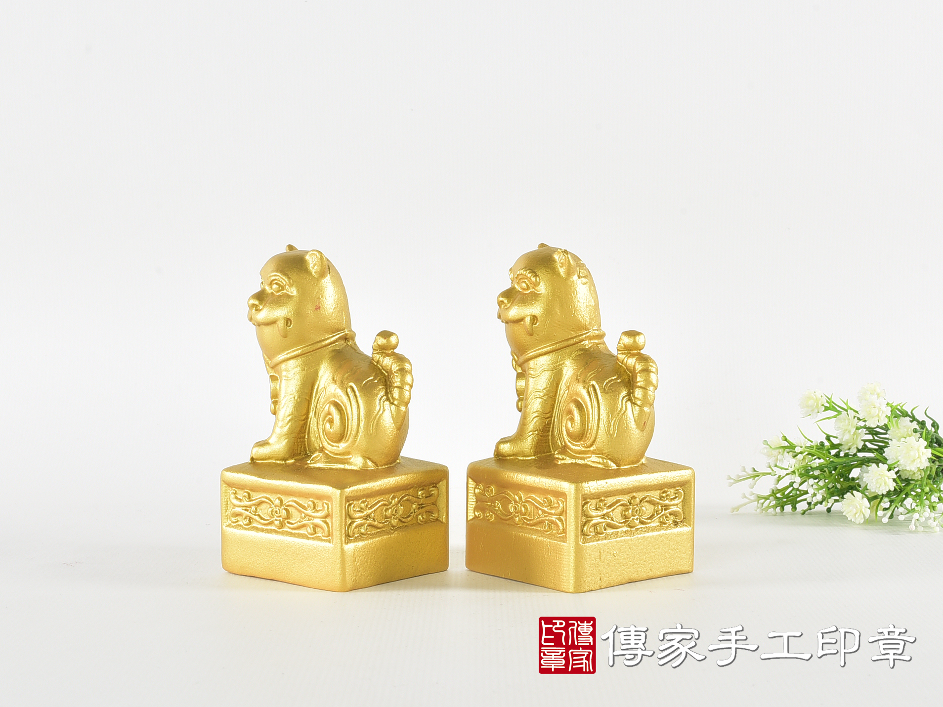 頂級紫檀木上金漆精雕黑虎將軍廟章:廟章、神明印章(4.7X4.7X高8.9公分) 2.jpg