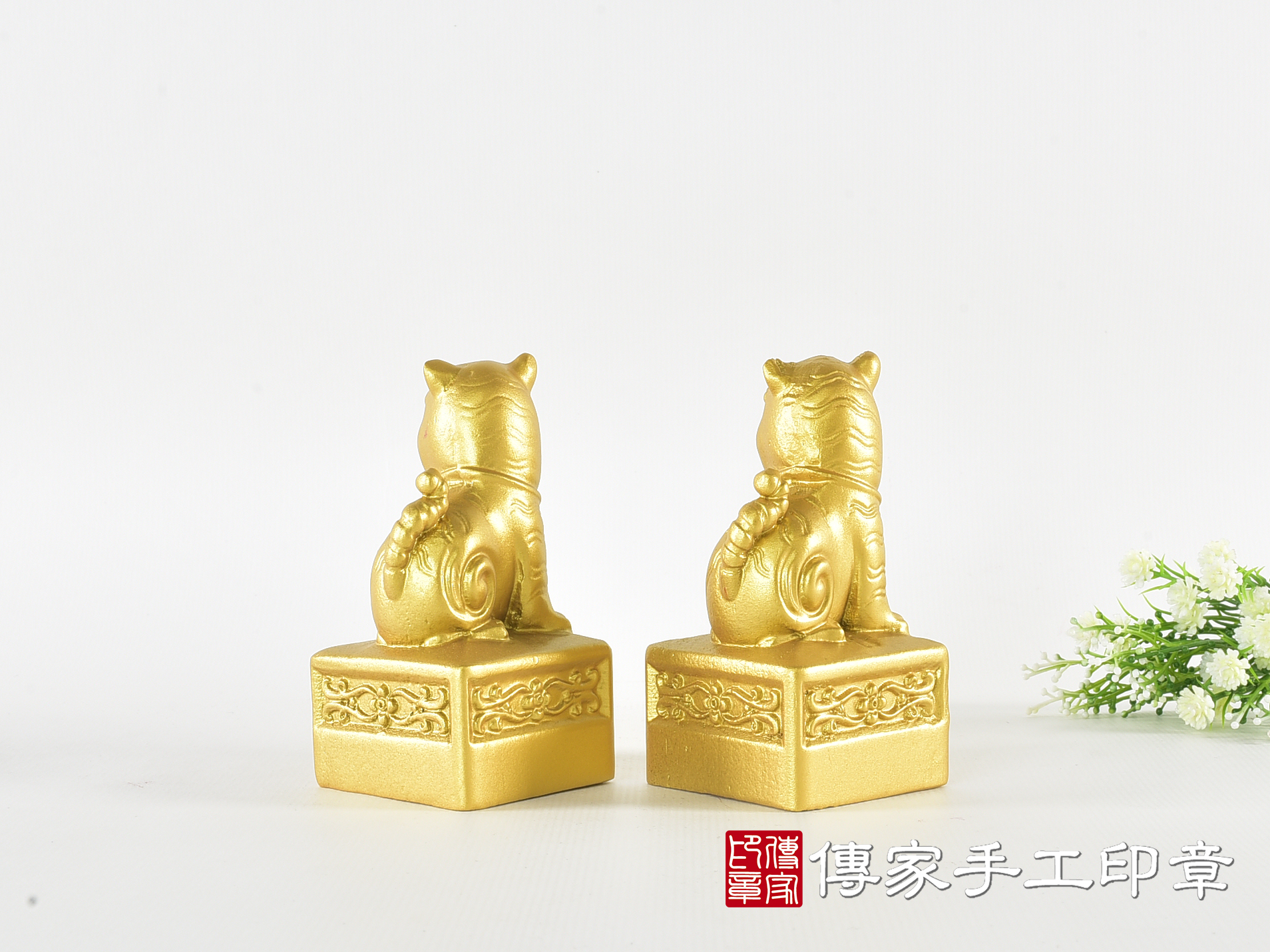 頂級紫檀木上金漆精雕黑虎將軍廟章:廟章、神明印章(4.7X4.7X高8.9公分) 3.jpg