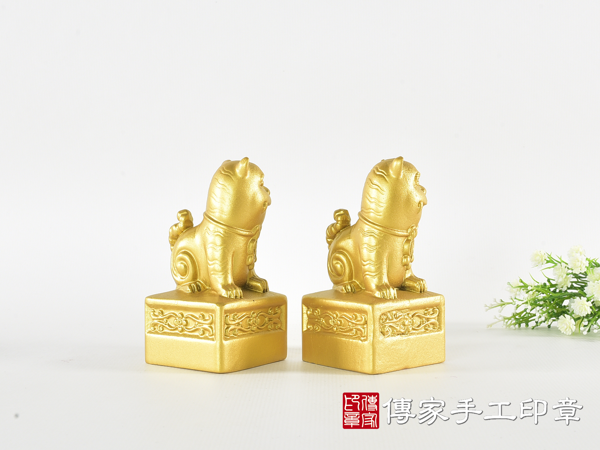 頂級紫檀木上金漆精雕黑虎將軍廟章:廟章、神明印章(4.7X4.7X高8.9公分) 4.jpg