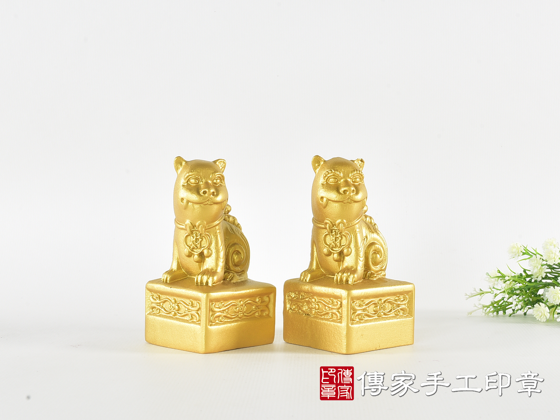 頂級紫檀木上金漆精雕黑虎將軍廟章:廟章、神明印章(4.7X4.7X高8.9公分) 5.jpg