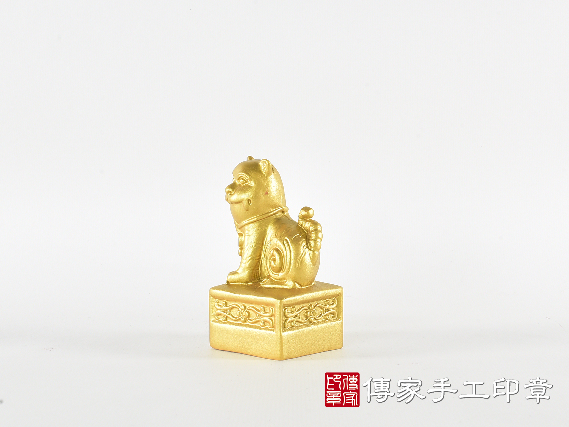 頂級紫檀木上金漆精雕黑虎將軍廟章:廟章、神明印章(4.7X4.7X高8.9公分) 7.jpg