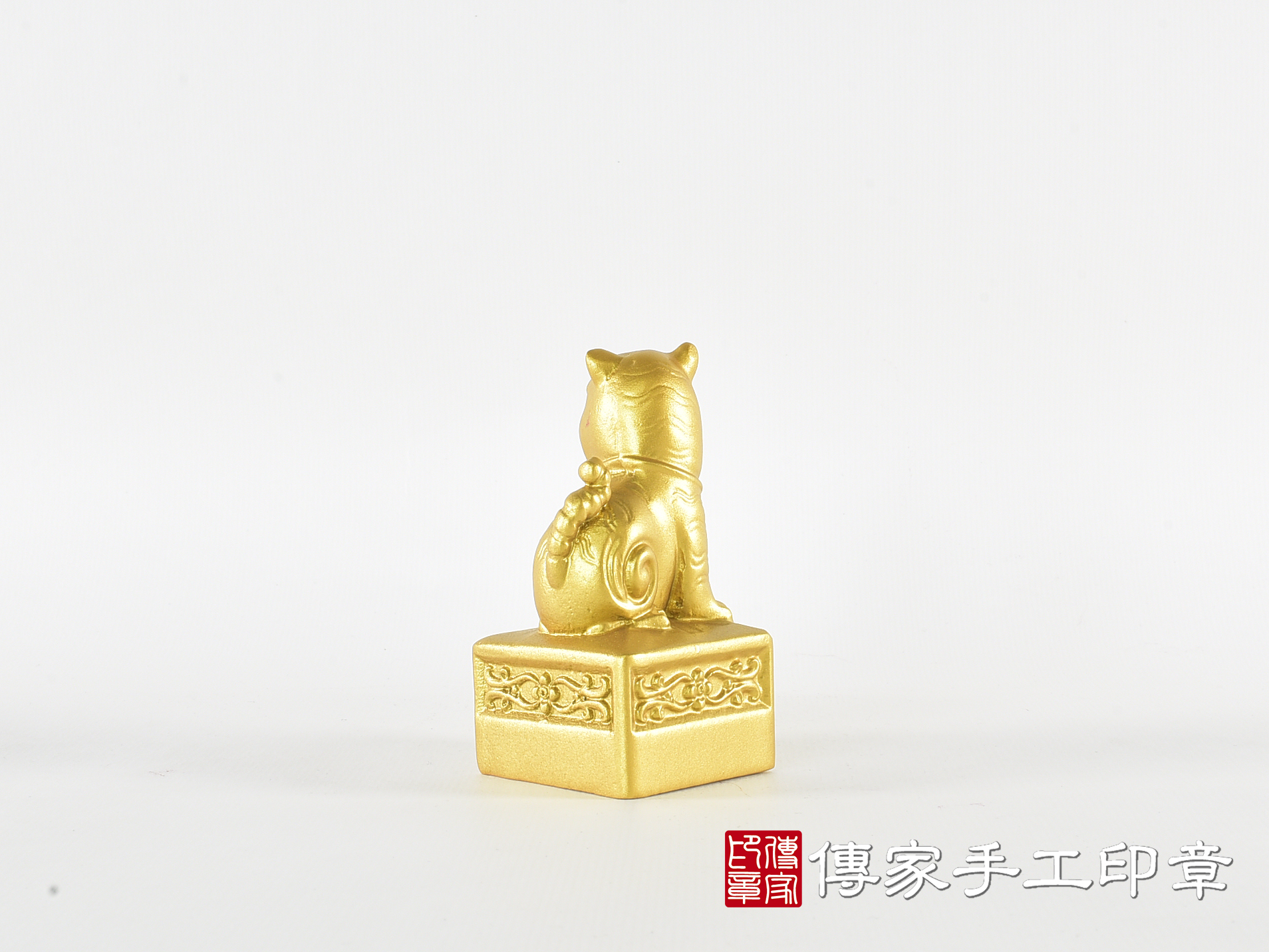 頂級紫檀木上金漆精雕黑虎將軍廟章:廟章、神明印章(4.7X4.7X高8.9公分) 8.jpg