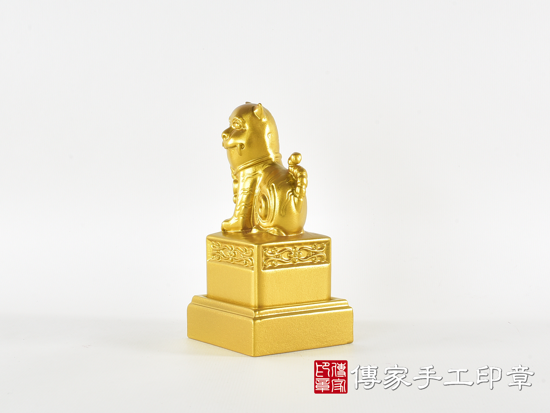 頂級紫檀木上金漆精雕黑虎將軍廟章:廟章、神明印章(5.5X5.5X高11.8公分) 2.jpg