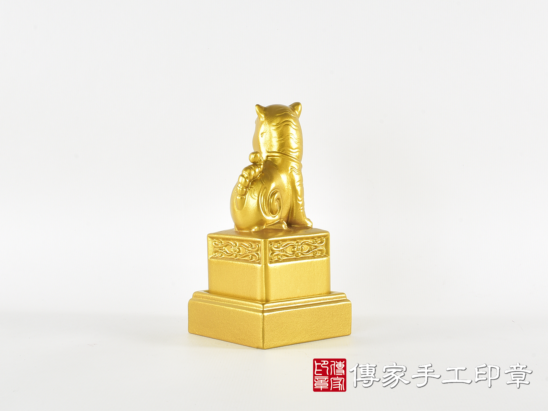 頂級紫檀木上金漆精雕黑虎將軍廟章:廟章、神明印章(5.5X5.5X高11.8公分) 3.jpg