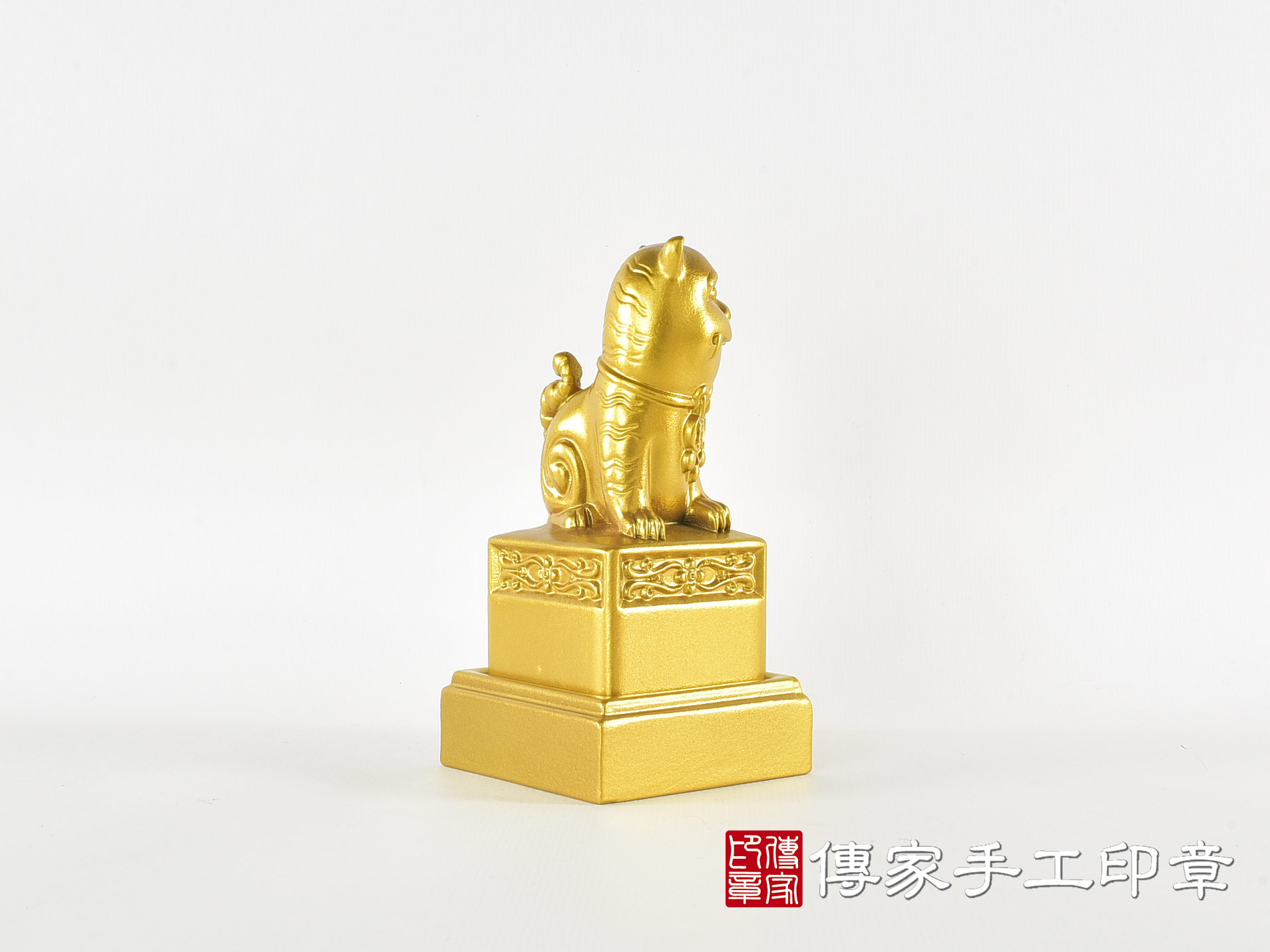 頂級紫檀木上金漆精雕黑虎將軍廟章:廟章、神明印章(5.5X5.5X高11.8公分) 4.jpg