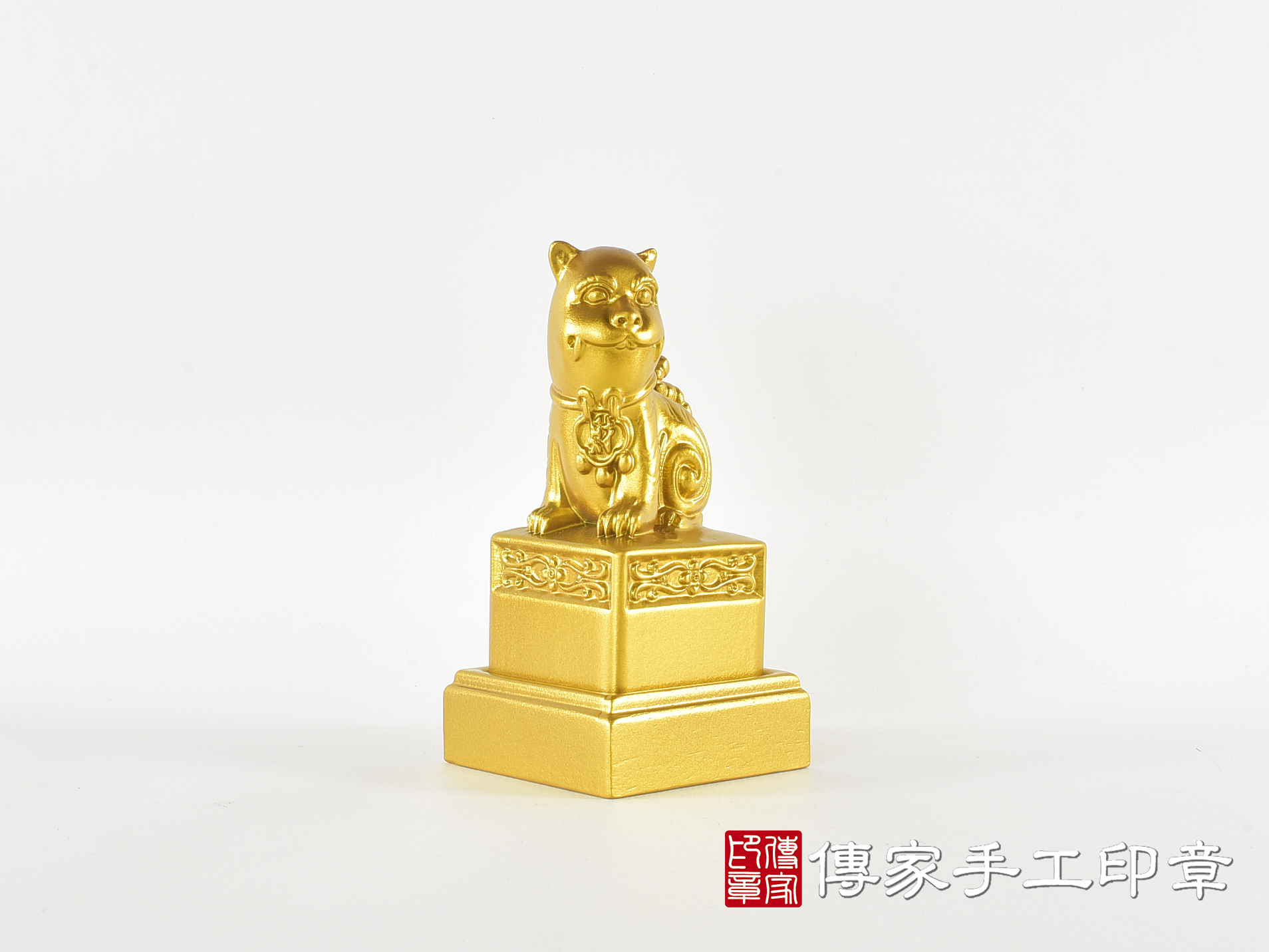 頂級紫檀木上金漆精雕黑虎將軍廟章:廟章、神明印章(5.5X5.5X高11.8公分) 5.jpg