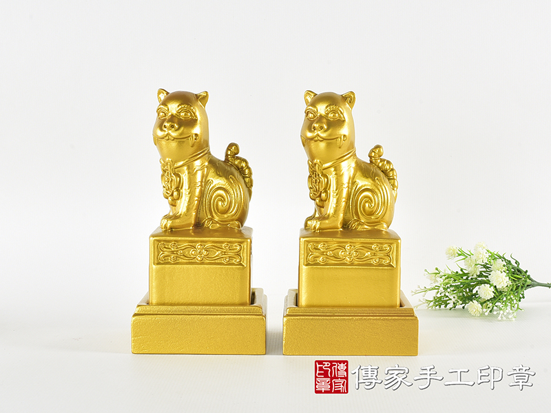 頂級紫檀木上金漆精雕黑虎將軍廟章:廟章、神明印章(5.5X5.5X高11.8公分) 6.jpg