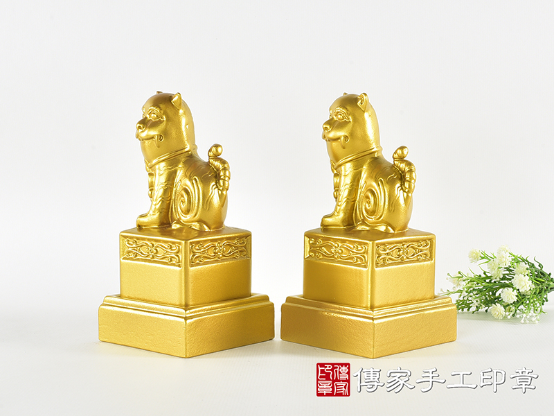 頂級紫檀木上金漆精雕黑虎將軍廟章:廟章、神明印章(5.5X5.5X高11.8公分) 7.jpg