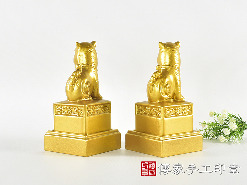 頂級紫檀木上金漆精雕黑虎將軍廟章:廟章、神明印章(5.5X5.5X高11.8公分) 8.jpg