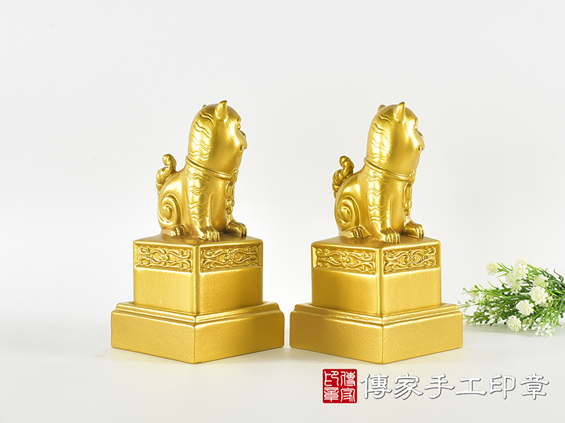 頂級紫檀木上金漆精雕黑虎將軍廟章:廟章、神明印章(5.5X5.5X高11.8公分) 9.jpg