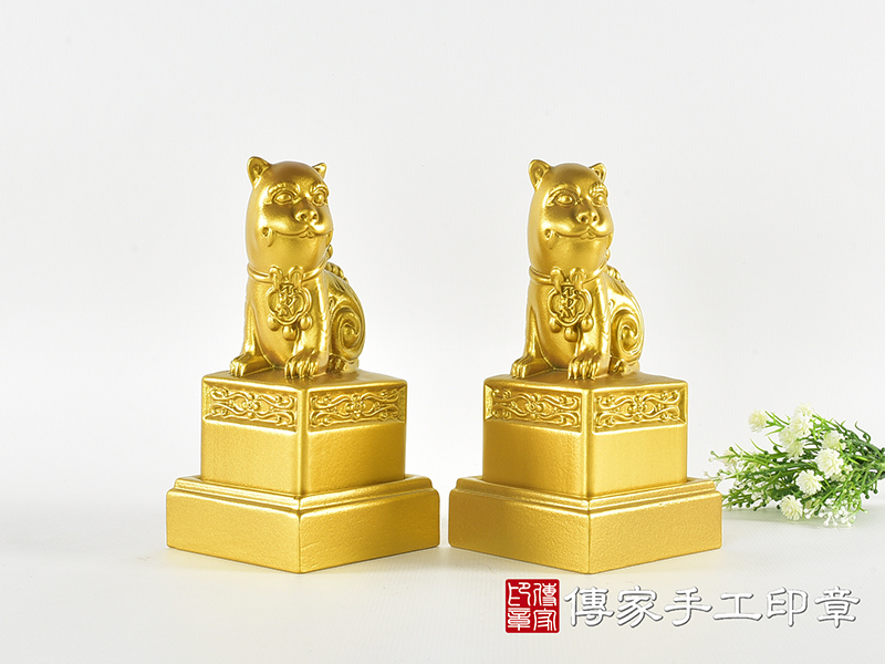 頂級紫檀木上金漆精雕黑虎將軍廟章:廟章、神明印章(5.5X5.5X高11.8公分) 10.jpg