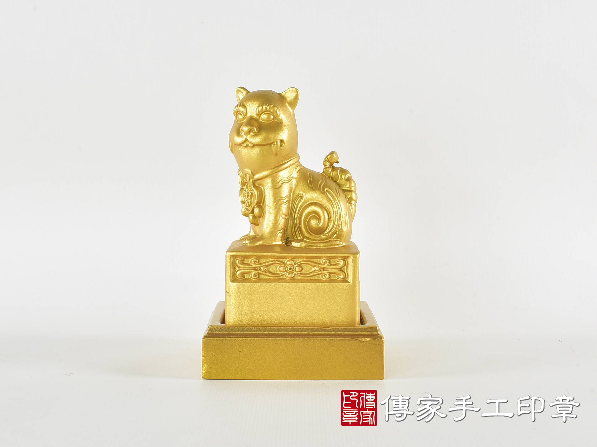 頂級紫檀木上金漆精雕黑虎將軍廟章:廟章、神明印章(6.6X6.6X高11.9公分) 1.jpg