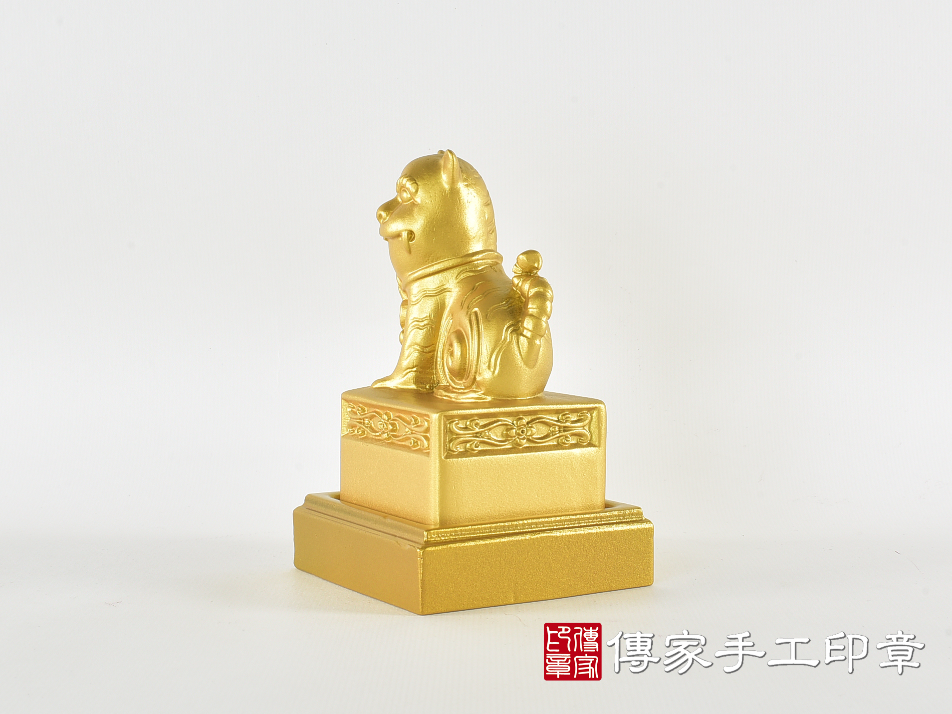 頂級紫檀木上金漆精雕黑虎將軍廟章:廟章、神明印章(6.6X6.6X高11.9公分) 2.jpg
