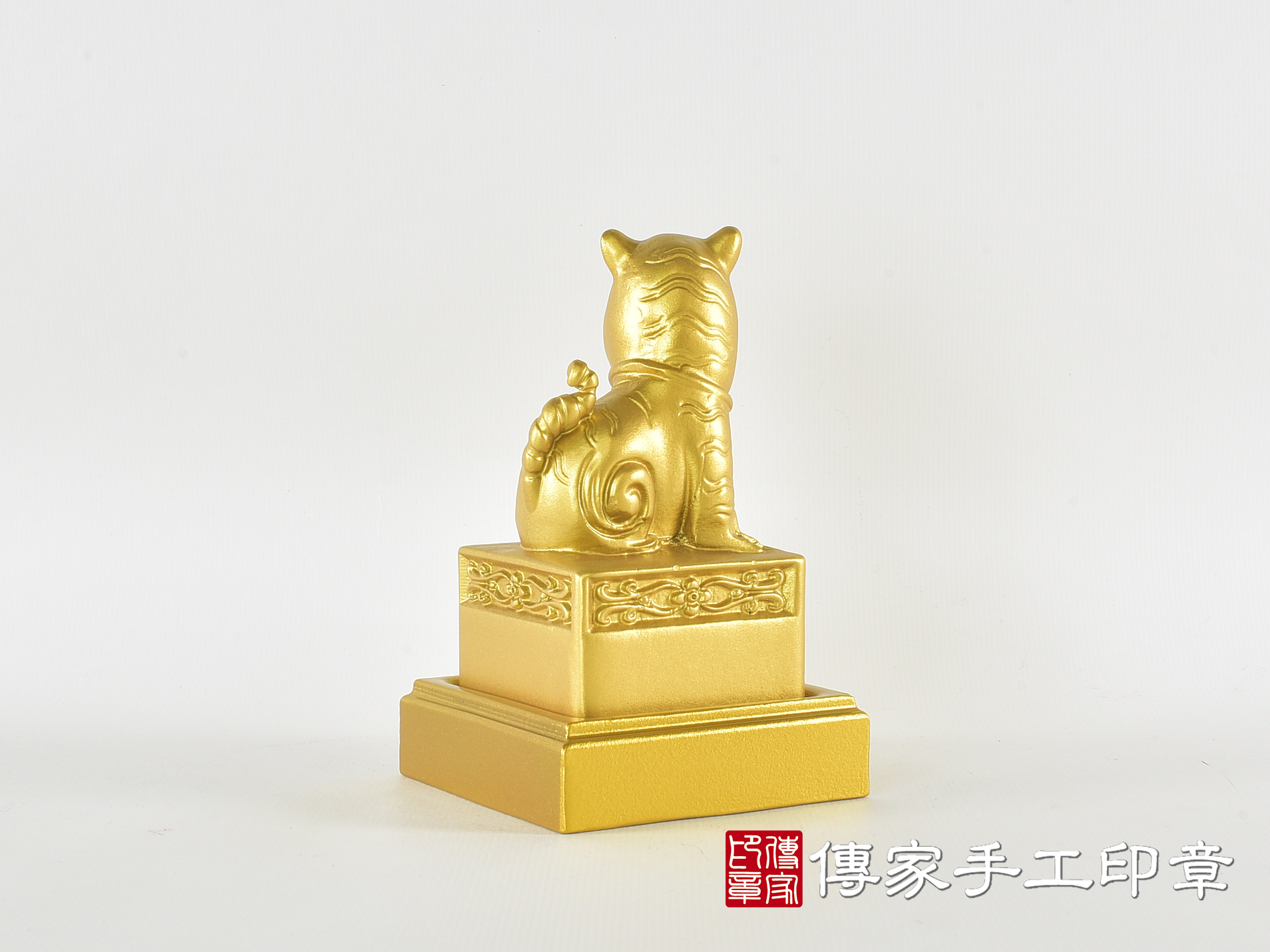 頂級紫檀木上金漆精雕黑虎將軍廟章:廟章、神明印章(6.6X6.6X高11.9公分) 3.jpg