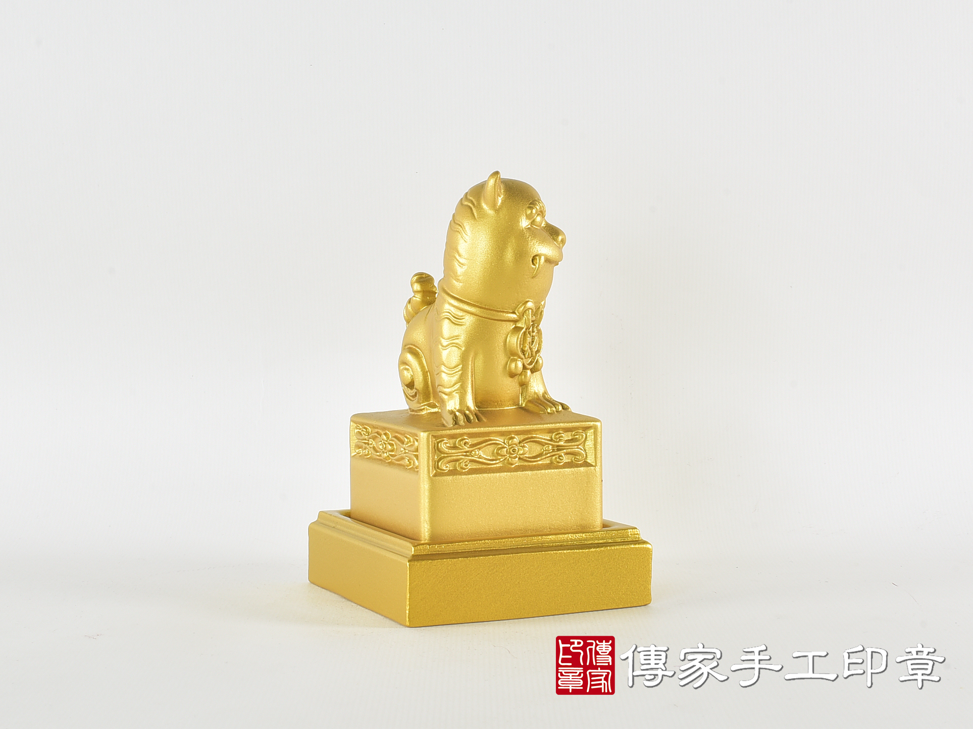 頂級紫檀木上金漆精雕黑虎將軍廟章:廟章、神明印章(6.6X6.6X高11.9公分) 4.jpg