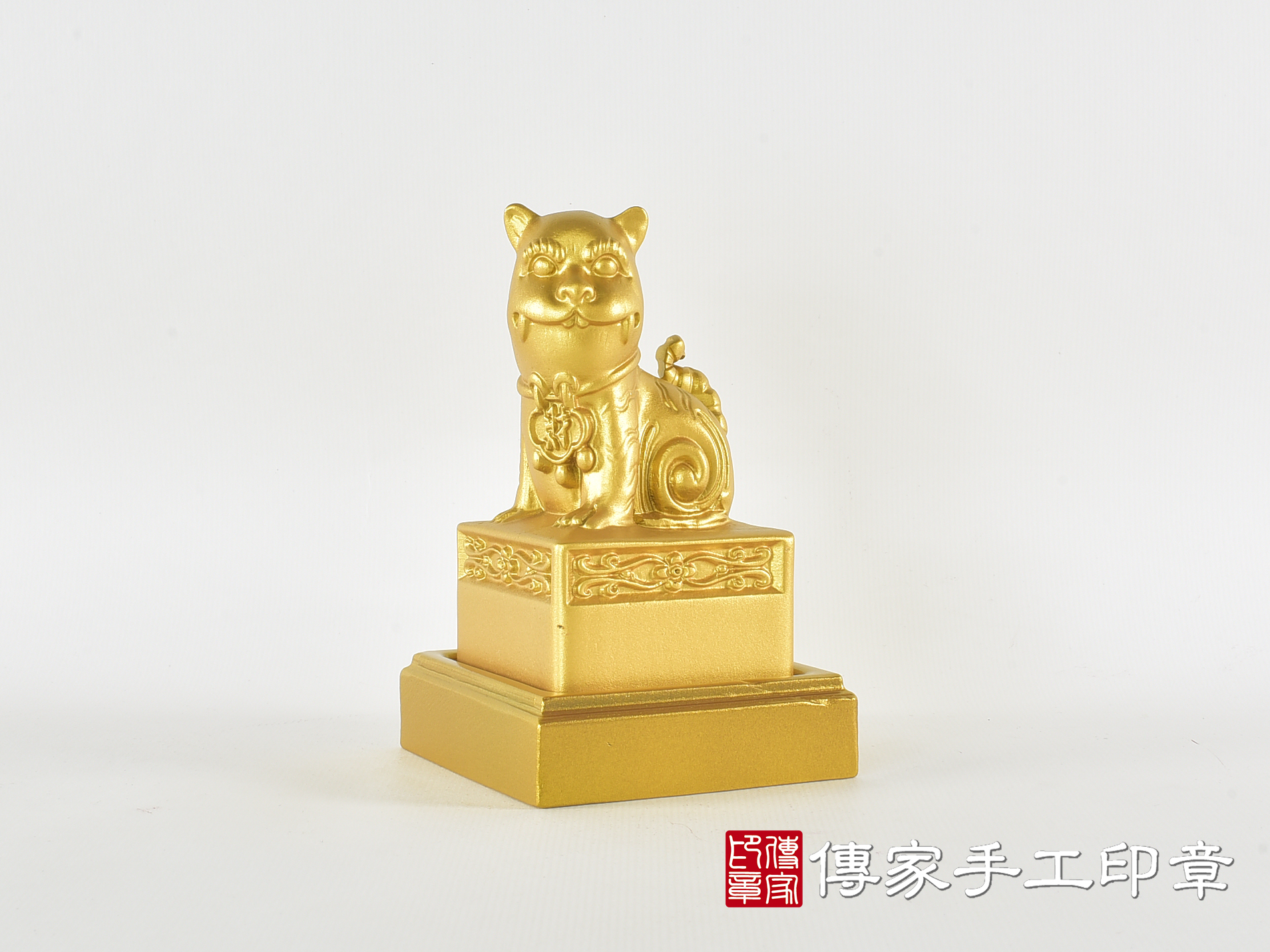 頂級紫檀木上金漆精雕黑虎將軍廟章:廟章、神明印章(6.6X6.6X高11.9公分) 5.jpg