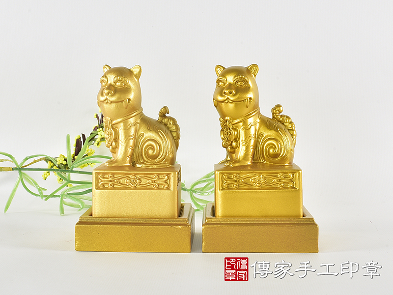 頂級紫檀木上金漆精雕黑虎將軍廟章:廟章、神明印章(6.6X6.6X高11.9公分) 6.jpg