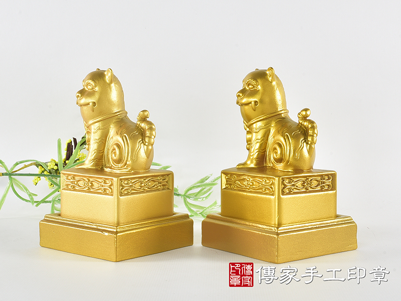 頂級紫檀木上金漆精雕黑虎將軍廟章:廟章、神明印章(6.6X6.6X高11.9公分) 7.jpg