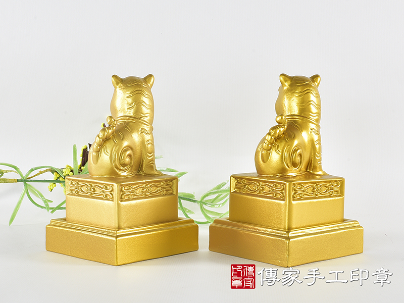 頂級紫檀木上金漆精雕黑虎將軍廟章:廟章、神明印章(6.6X6.6X高11.9公分) 8.jpg