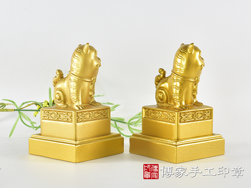 頂級紫檀木上金漆精雕黑虎將軍廟章:廟章、神明印章(6.6X6.6X高11.9公分) 9.jpg