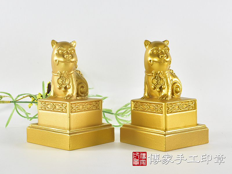 頂級紫檀木上金漆精雕黑虎將軍廟章:廟章、神明印章(6.6X6.6X高11.9公分) 10.jpg
