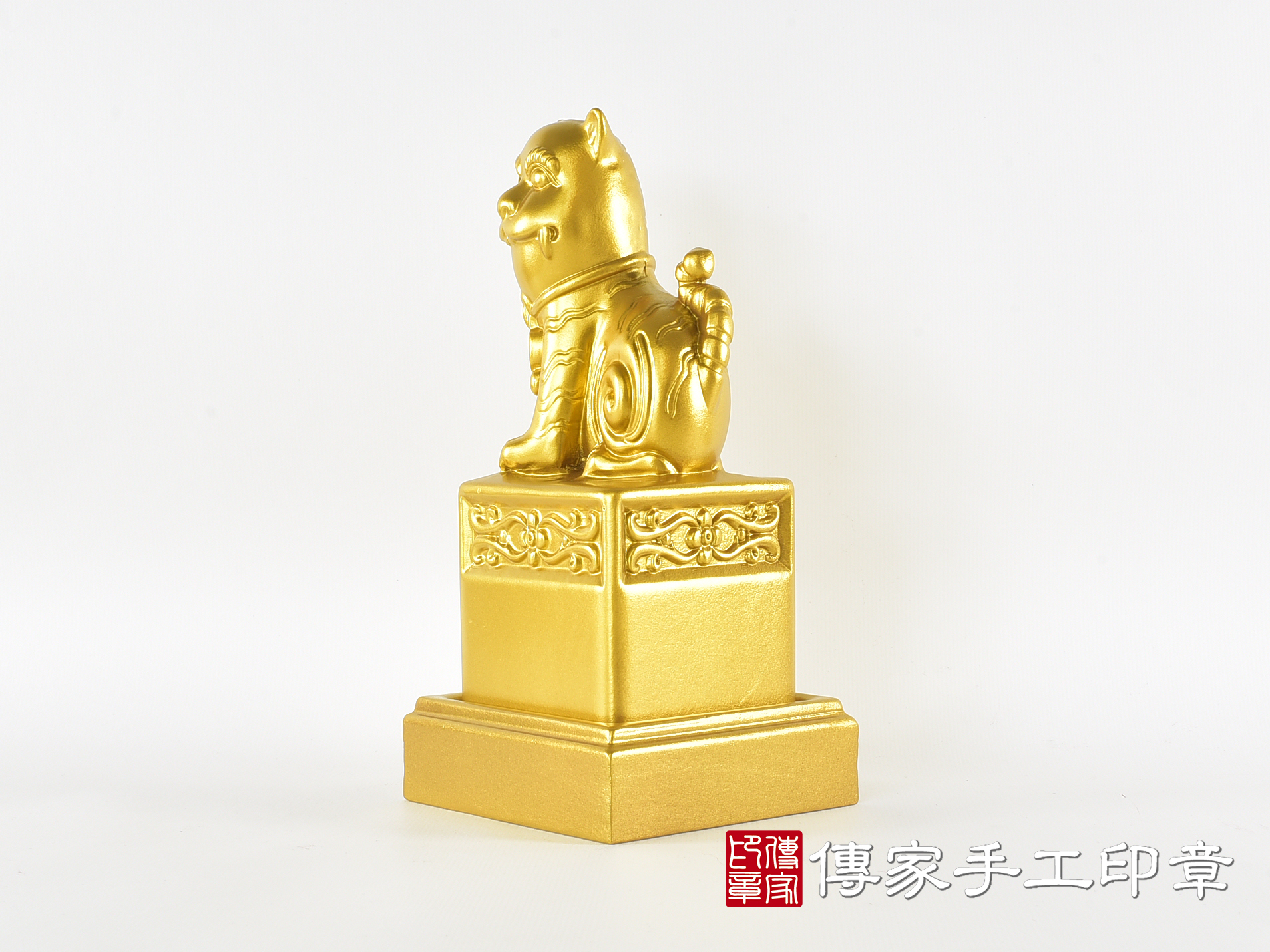 頂級紫檀木上金漆精雕黑虎將軍廟章:廟章、神明印章(8.1X8.1X高20公分) 2.jpg