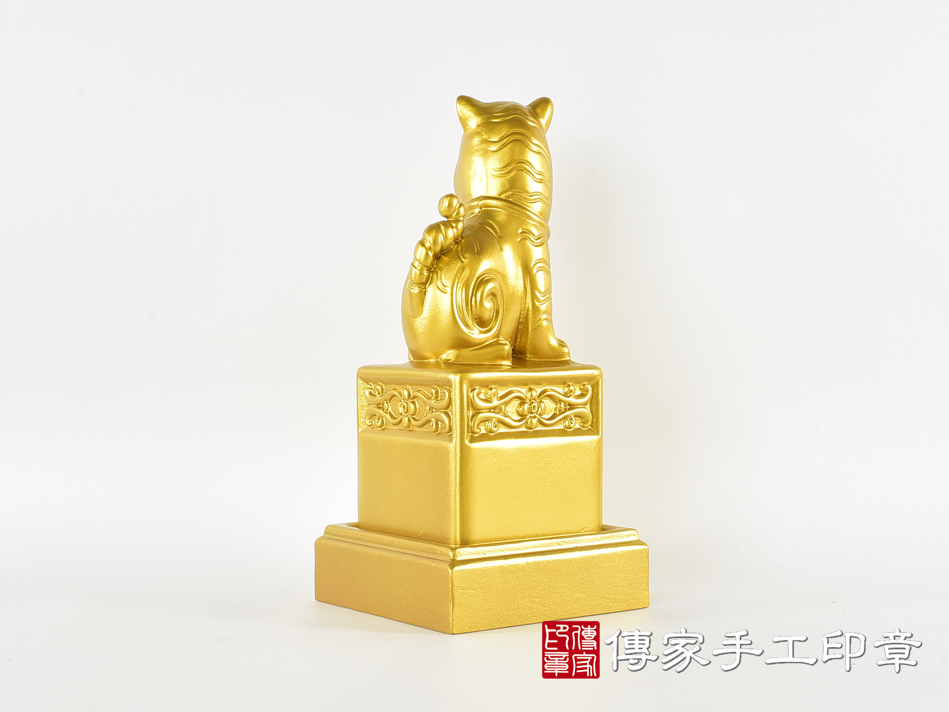 頂級紫檀木上金漆精雕黑虎將軍廟章:廟章、神明印章(8.1X8.1X高20公分) 3.jpg