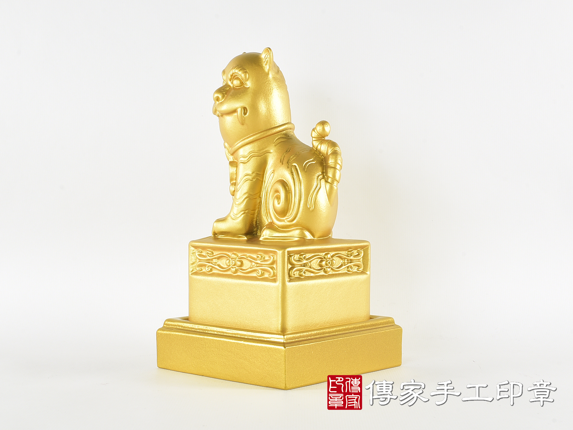 頂級紫檀木上金漆精雕黑虎將軍廟章:廟章、神明印章(9.5X9.5X高20公分) 2.jpg