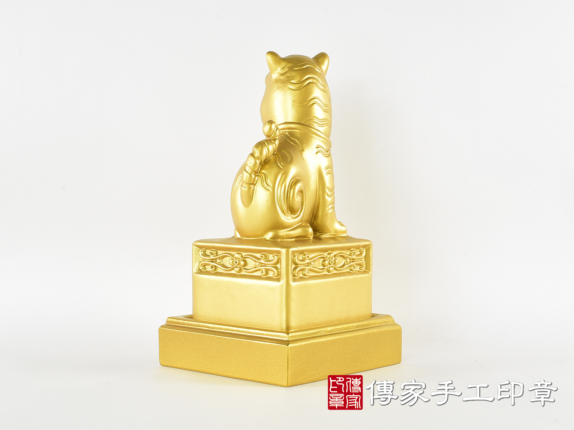 頂級紫檀木上金漆精雕黑虎將軍廟章:廟章、神明印章(9.5X9.5X高20公分) 3.jpg