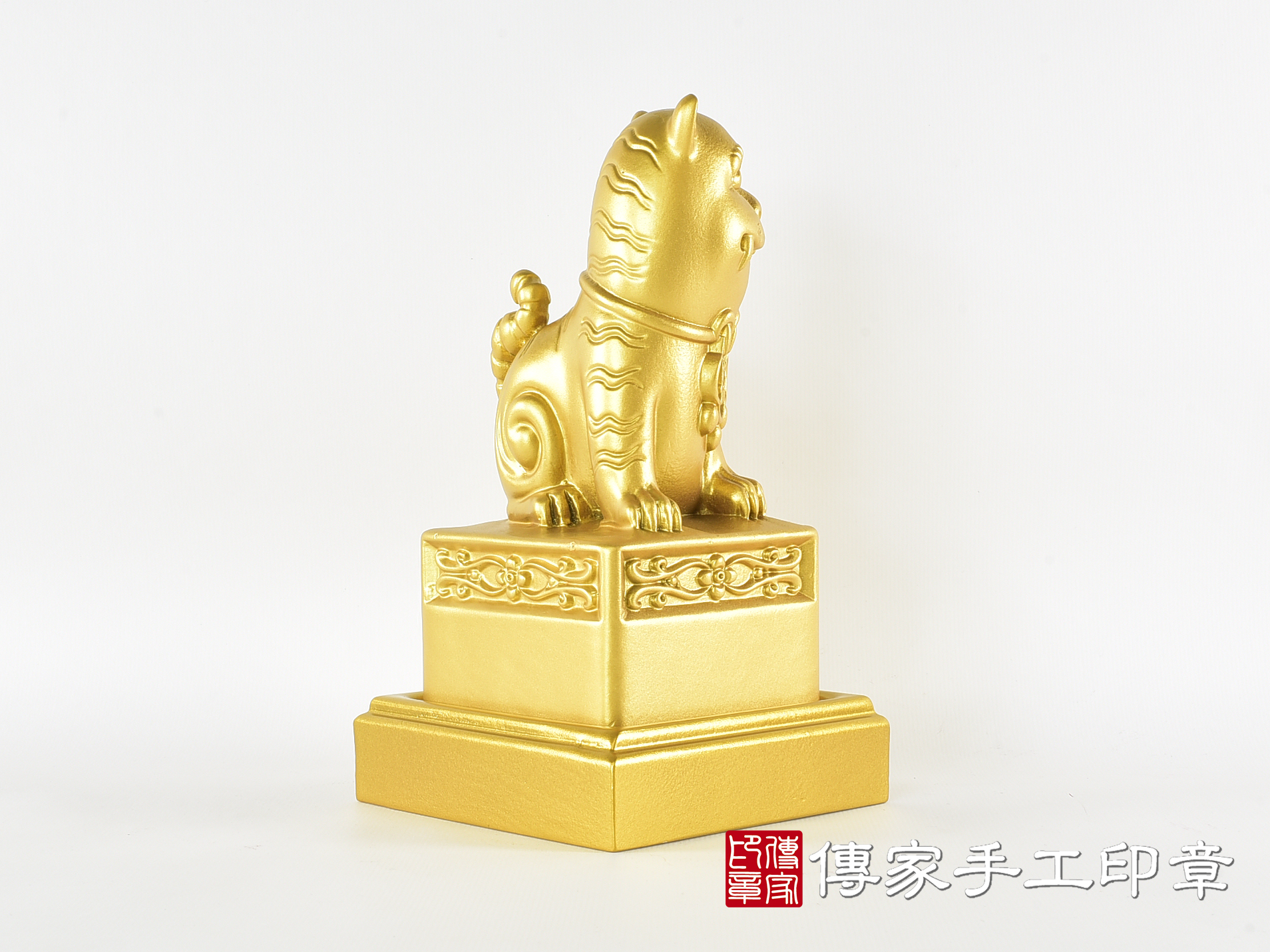 頂級紫檀木上金漆精雕黑虎將軍廟章:廟章、神明印章(9.5X9.5X高20公分) 4.jpg