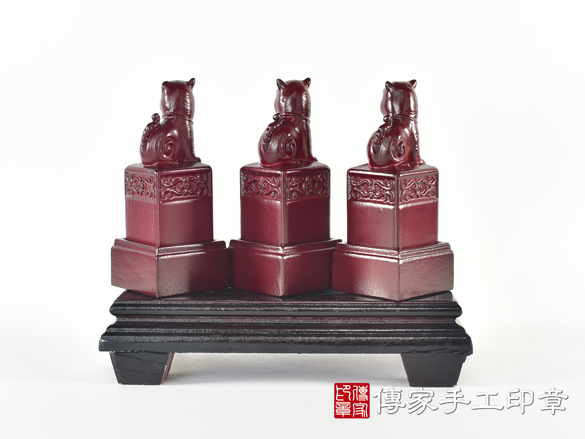 頂級紫檀木上紅漆精雕黑虎將軍廟章:廟章、神明印章(3.5X3.5X高9公分) 9.jpg
