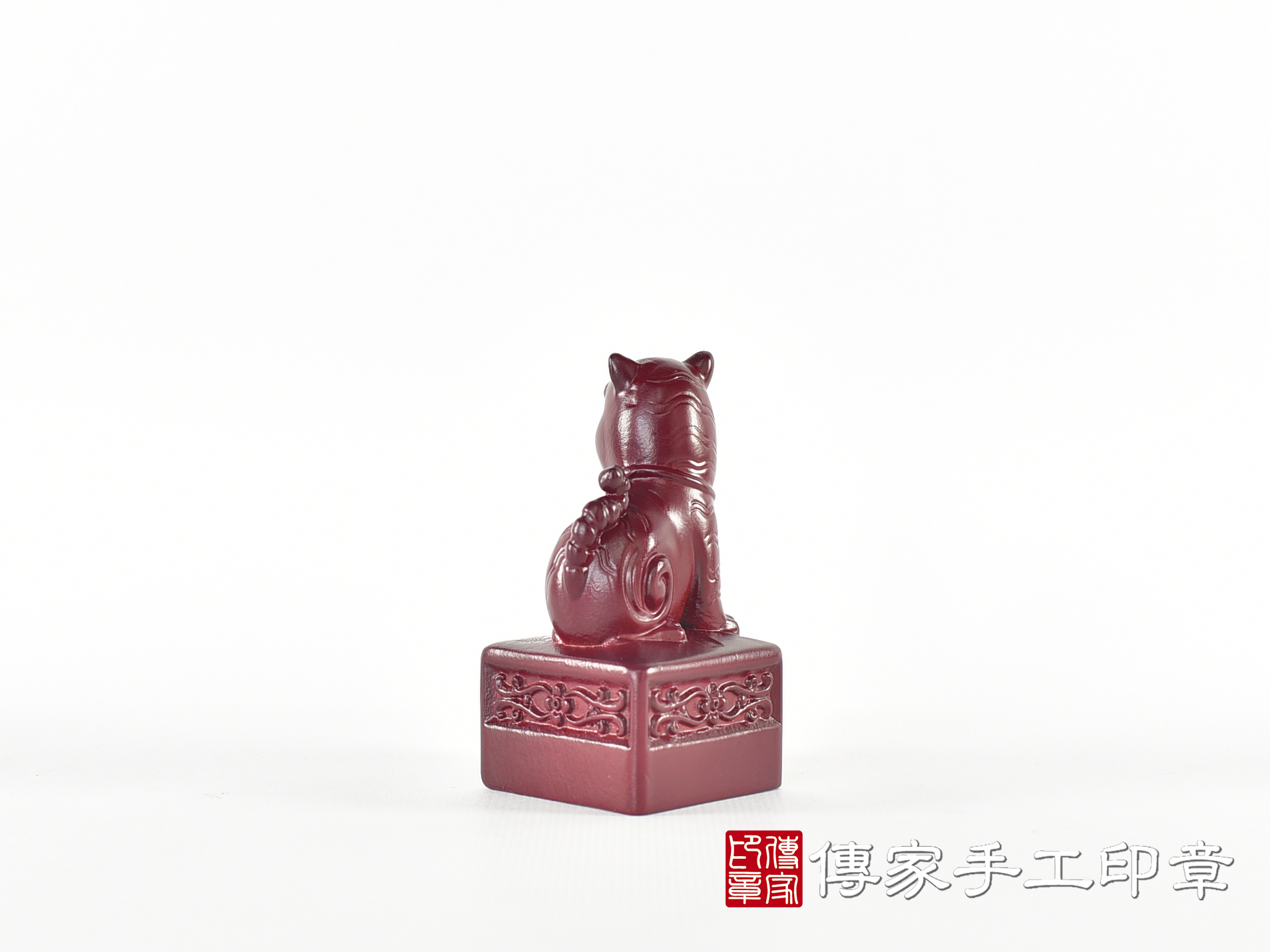 頂級紫檀木上紅漆精雕黑虎將軍廟章:廟章、神明印章(4.6X4.6X高9公分) 3.jpg