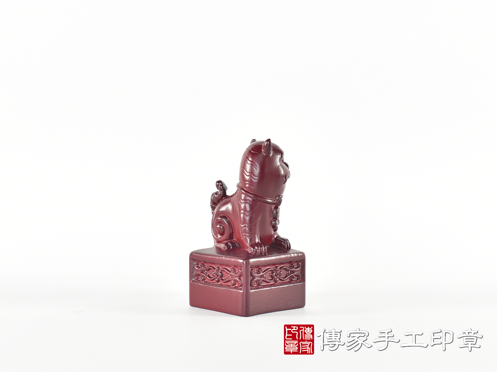 頂級紫檀木上紅漆精雕黑虎將軍廟章:廟章、神明印章(4.6X4.6X高9公分) 4.jpg