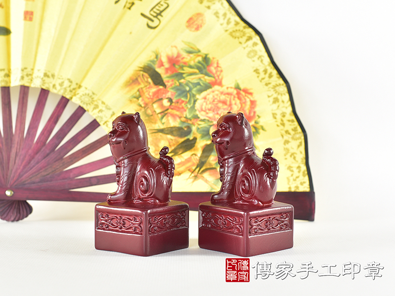 頂級紫檀木上紅漆精雕黑虎將軍廟章:廟章、神明印章(4.6X4.6X高9公分) 7.jpg