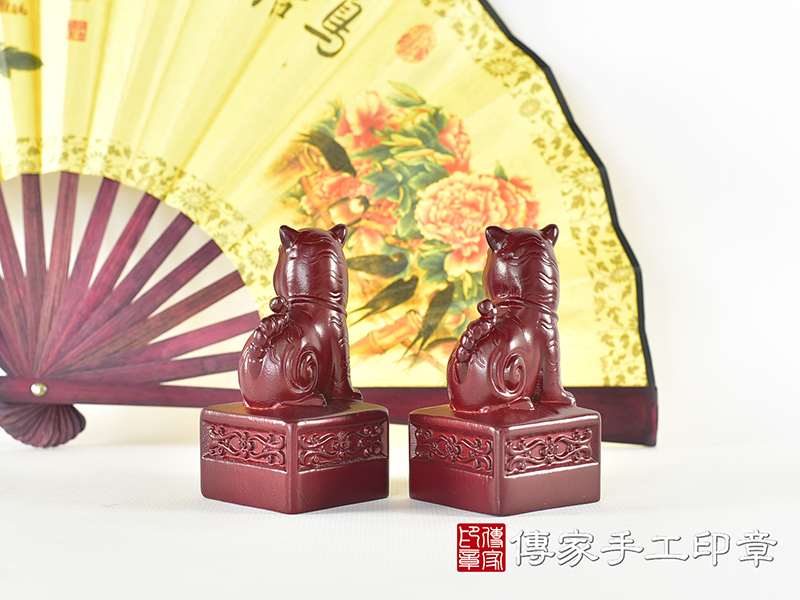 頂級紫檀木上紅漆精雕黑虎將軍廟章:廟章、神明印章(4.6X4.6X高9公分) 8.jpg